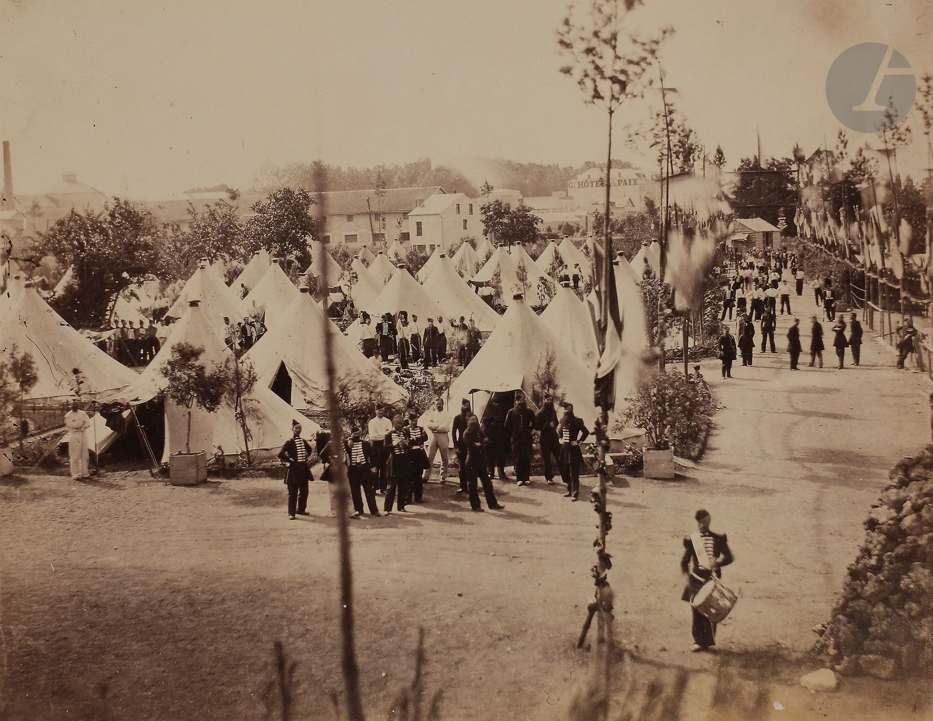 Photographe non identifié
Campement militaire et zouaves, c. 1855-1860.
Épreuve sur papier salé-albuminé, contrecollée sur carton.
23,5 x 30,6 cm

Unidentified photographer
Military camp and zouaves, c. 1855-1860.
Albuminized salt print, mounted on cardboard.
23.5 x 30.6 cm