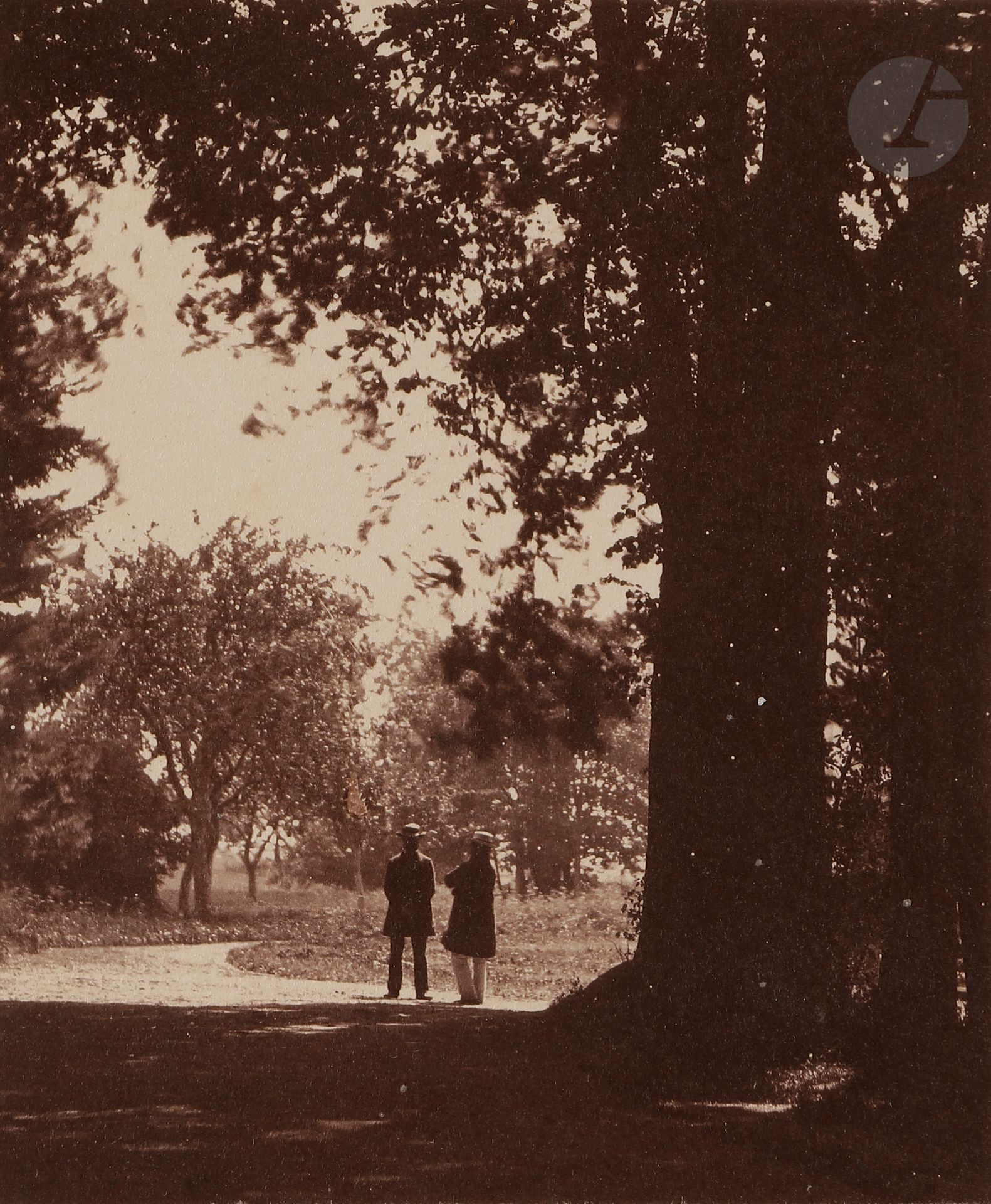 Frank Chauvassaignes (1831-?)
Deux personnages sur une allée boisée, 
c. 1855-1860. 
Épreuve sur papier salé-albuminé, d’après négatif au collodion humide, contrecollée sur carton. 
10,8 x 8,9 cm

Frank Chauvassaignes (1831-?) 
wooded lane, c. 1857. 
Albuminized salt print, mounted on cardboard. 
10.8 x 8.9 cm