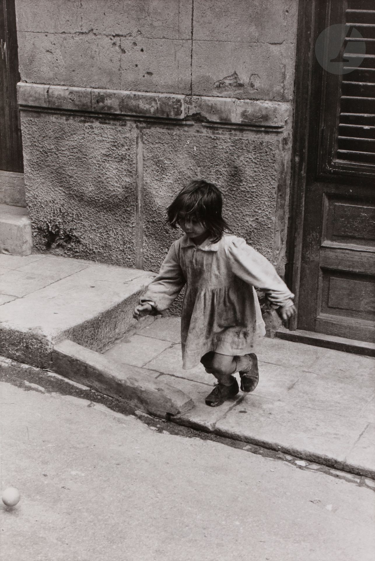 *Enzo Sellerio (1924-2012)
Montelepre, 1958.
Épreuve argentique (tirage d’exposition,
c. 1990), signée avec le tampon « © Enzo Sellerio » au verso. 
Image : 48 x 32 cm
Feuille : 50,2 x 34,4 cm

Bibliographie : 
Guido Waldman (trans.), Enzo Sellerio : A Photographer in Sicily, The Harvill Press, Londres, 1996, p. 71.

Enzo Sellerio (1924-2012)
Montelepre, 1958.
Gelatin silver print (exhibition print, c. 1990), signed and stamped "© Enzo Sellerio" on verso. 
Image :  48 x 32 cm
Paper : 50,2 x 34,4 cm