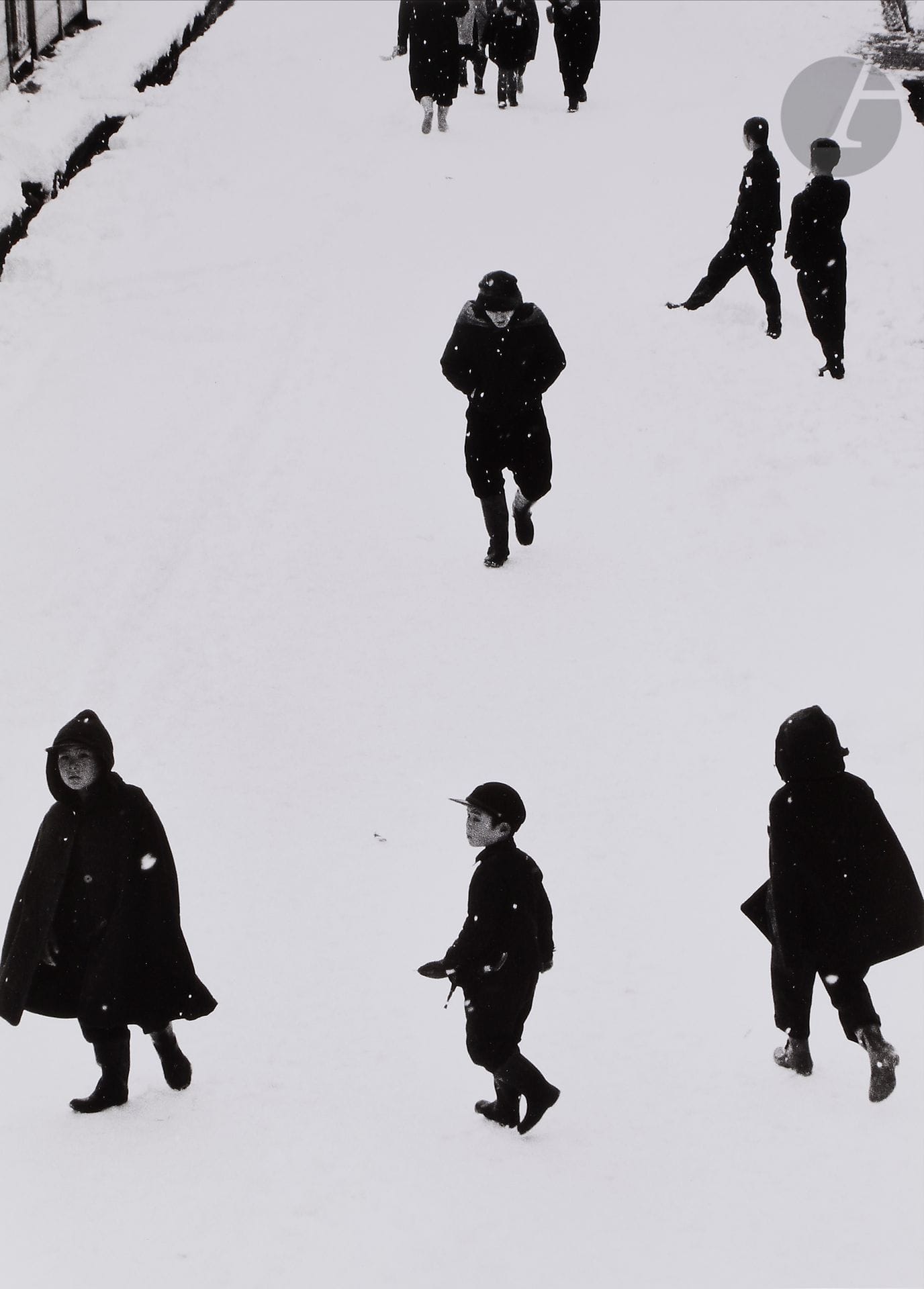 *Kiichi Asano (1914-1993)
Série Snow Country. Japon, c. 1956-1960.
Himi. Shiozawa. Tokamachi. Urusa Oshiai Festival. Inazumi. Liyama. Wajima Morning Market. Yokote Bonten Festival. Ohga Namahage Observance. Ou Main Line Train. Innai. Self Portrait. Ojiya. Morimiyanohara. Matsunoyama.
Portfolio composé de 21 épreuves argentiques (c. 1990). Feuillets de papier japon, titrés, calligraphiés, portant les tampons de l’artiste (encre noire) et de son fils (encre rouge), montés aux versos des épreuves. Numérotation à 100 exemplaires.
Format moyen des épreuves : 50 x 40 cm avec marges

Bibliographie : 
Kiichi Asano, Snow Country, Kyoto Shoin International Co Ltd, 1989.

Kiichi Asano (1914-1993)
Snow Country serie. Japan, c. 1956-1960.
Himi. Shiozawa. Tokamachi. Urusa Oshiai Festival. Inazumi. Liyama. Wajima Morning Market. Yokote Bonten Festival. Ohga Namahage Observance. Ou Main Line Train. Innai. Self Portrait. Ojiya. Morimiyanohara. Matsunoyama.
Portfolio composed of 21 gelatin silver prints (c. 1990). Hand-calligraphed sheets on Japanese paper, titled, numbered and stamped with the seals of the artist (in black ink) and his son (in red ink), mounted on verso with archival glue. Editon of 100. 
Prints: 50 x 40 cm within margins