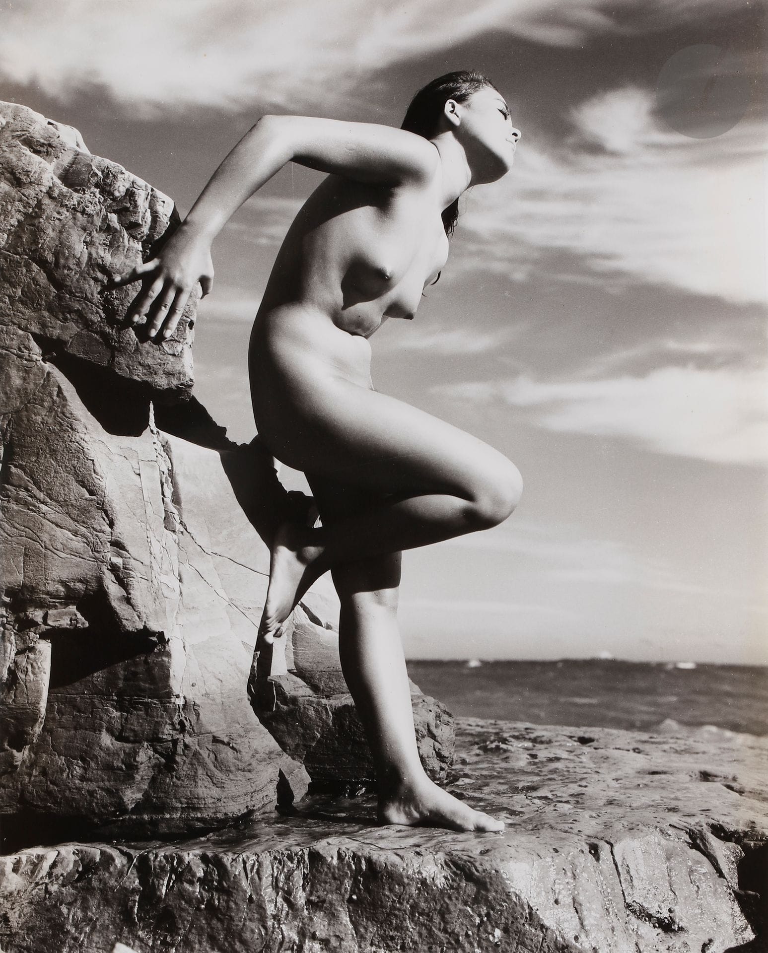 *Yoshiyuki Iwase (1904-2001)
Sans titre [u au rocher], c. 1955.
Épreuve argentique d’époque. Tampon du photographe à l’encre rouge au verso. 
41,2 x 33,4 cm

Yoshiyuki Iwase (1904-2001)
Untitled  [ude at the rock], c. 1955.
Vintage gelatin silver print. Photographer's stamp in red ink on verso. 
41.2 x 33.4 cm