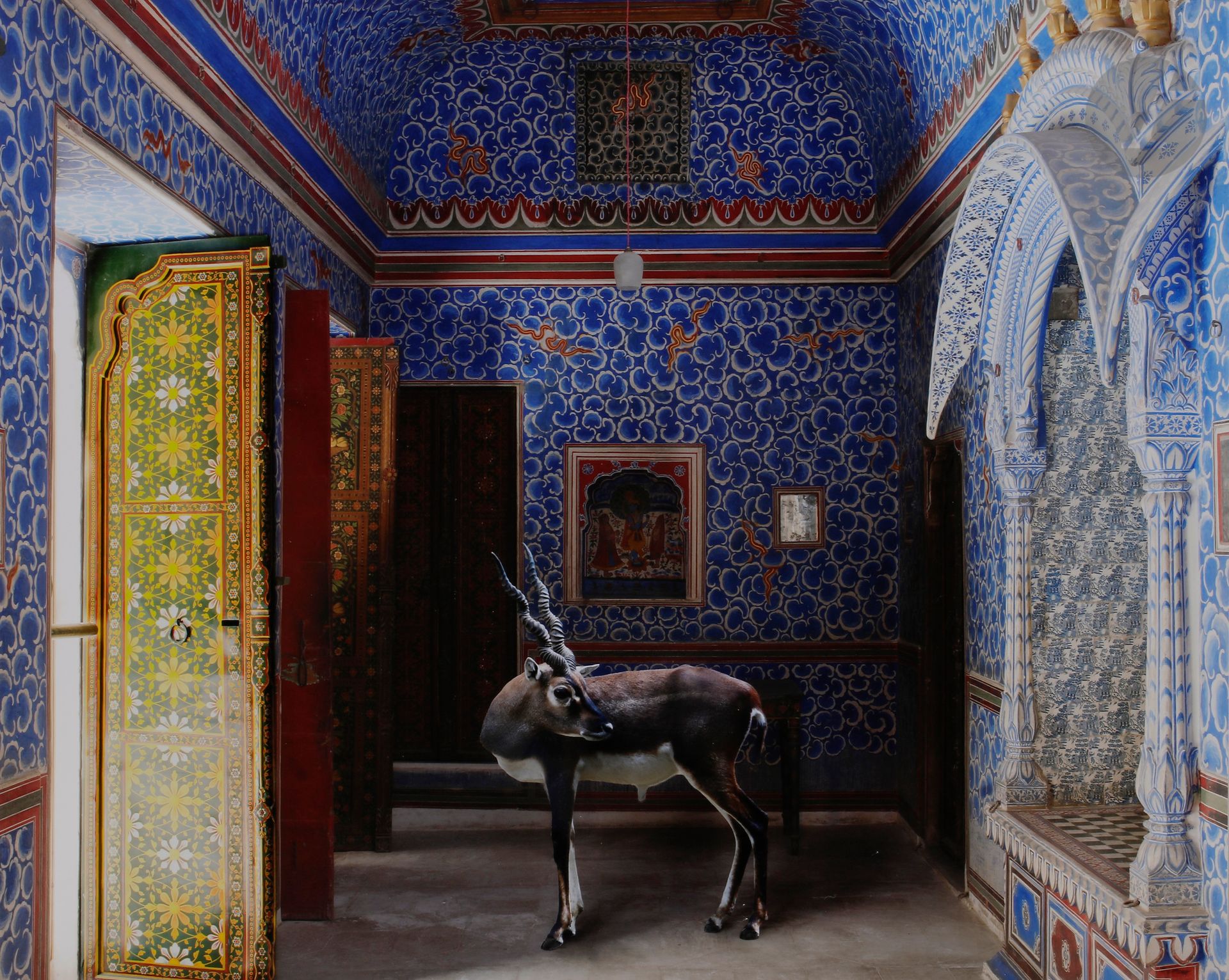 *Karen Knorr (1954)
De la série India Song, 2011.
The Sound of Rain. Junagarh Fort, Bikaner.
Épreuve pigmentaire sur papier Hannemuhle Fine Art Pearl, contrecollée sur aluminium. Signature, titre, date et numérotation à 5 exemplaires sur certificat d’authenticité accompagnant l’œuvre.
50,8 x 63,5 cm - cadre

Karen Knorr (1954)
India Song serie, 2011.
The Sound of Rain. Junagarh Fort, Bikaner.
Pigment print on Hannemuhle Fine Art Pearl paper, float mounted on aluminium and framed. Signature, title, date and numbering on certificate of authenticity. Edition of 5 copies.
50.8 x 63.5 cm - frame