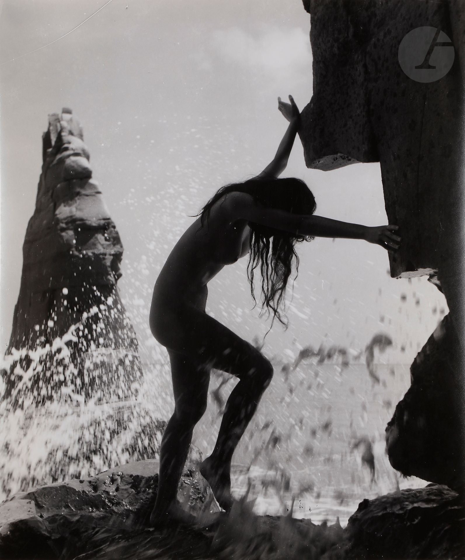 *Yoshiyuki Iwase (1904-2001)
Sans titre [nu à la vague], c. 1955. 
Épreuve argentique d’époque. Tampon du photographe à l’encre rouge au verso. 
40,7 x 34,2 cm

Yoshiyuki Iwase (1904-2001)
Untitled [Nude to the wave], c. 1955.  
Vintage gelatin silver print. Photographer's stamp in red ink on verso. 
40.7 x 34.2 cm