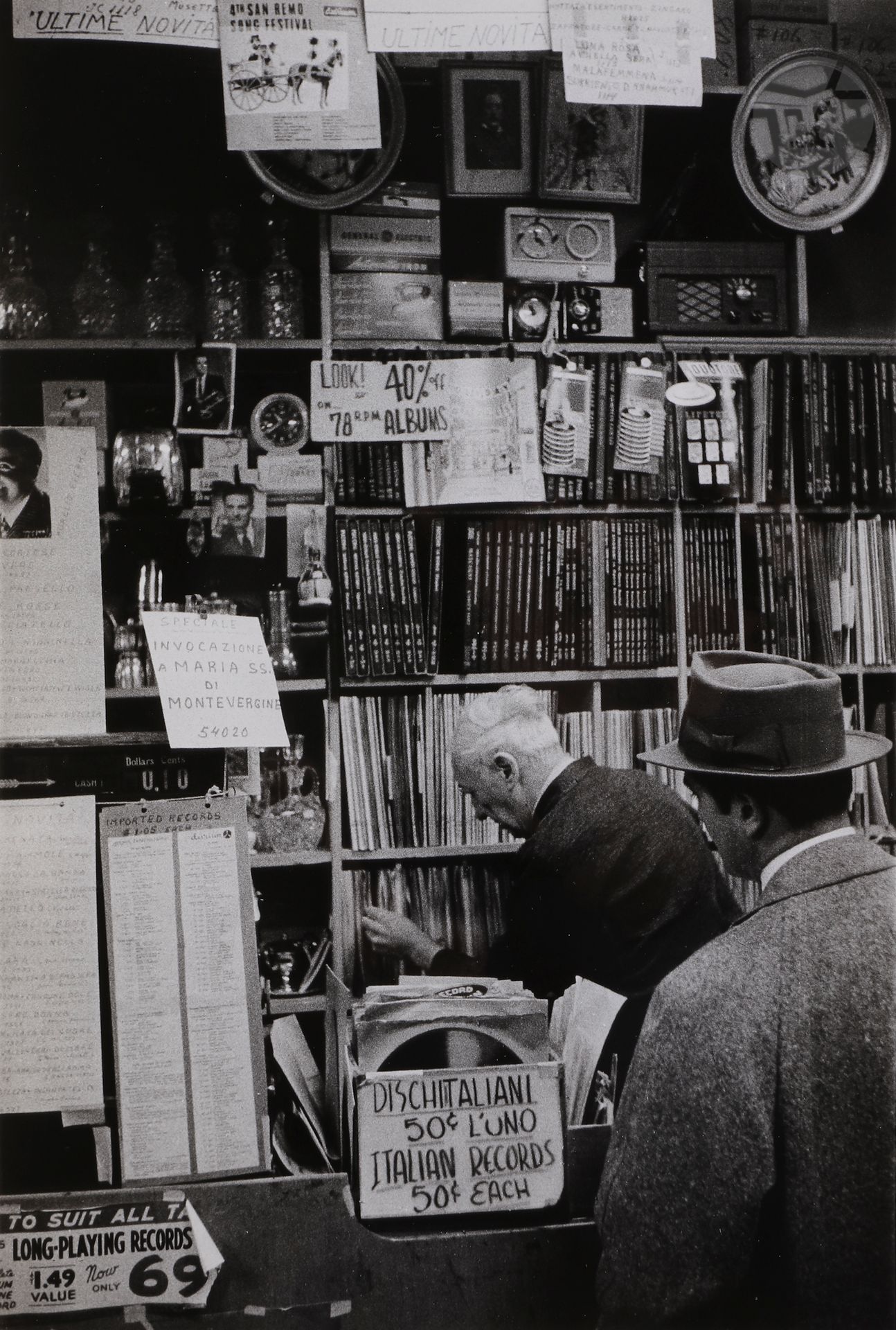 *Mario De Biasi (1923-2013)
New York, 1955.
Épreuve argentique d’époque, signée, titrée et datée au crayon au verso.
Image : 30,3 x 20,7 cm
Feuille : 30,3 x 24,1 cm

Mario De Biasi  (1923-2013)
New York, 1955.
Vintage gelatin silver print, signed, titled and dated in pencil on verso. 
Image : 30.3 x 20.7 cm
Paper : 30.3 x 24.1 cm