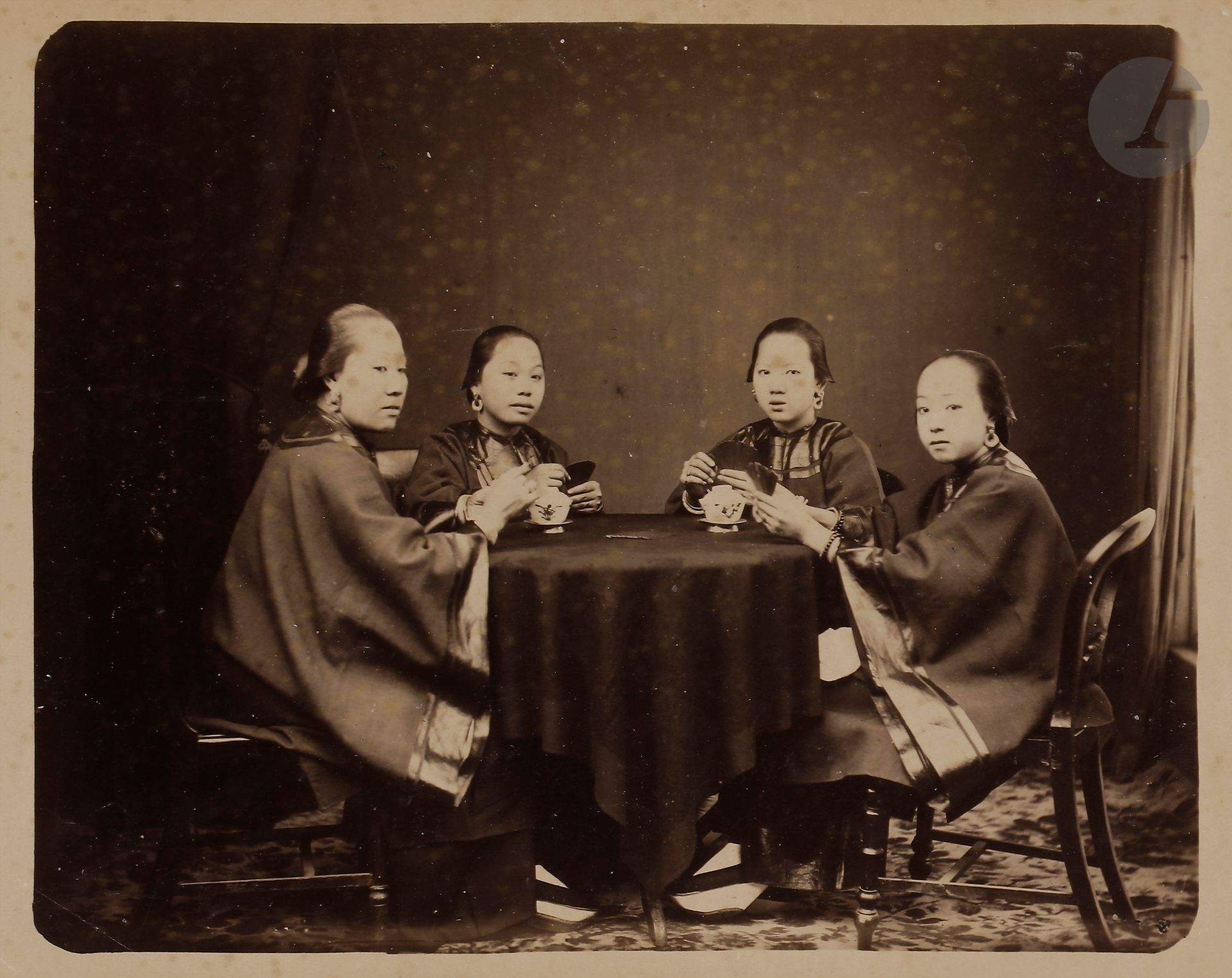 Pun Lun (attribué à)
Chine, c. 1880.
Joueuses de cartes. 
Épreuve sur papier albuminé, contrecollée sur carton. 
Image : 19 x 24 cm 
Feuille : 21 x 26,5 cm

Pun Lun (attributed to)
China, c. 1880.
Card players. 
Albumen print, mounted on cardboard. 
Image: 19 x 24 cm 
Paper: 21 x 26.5 cm