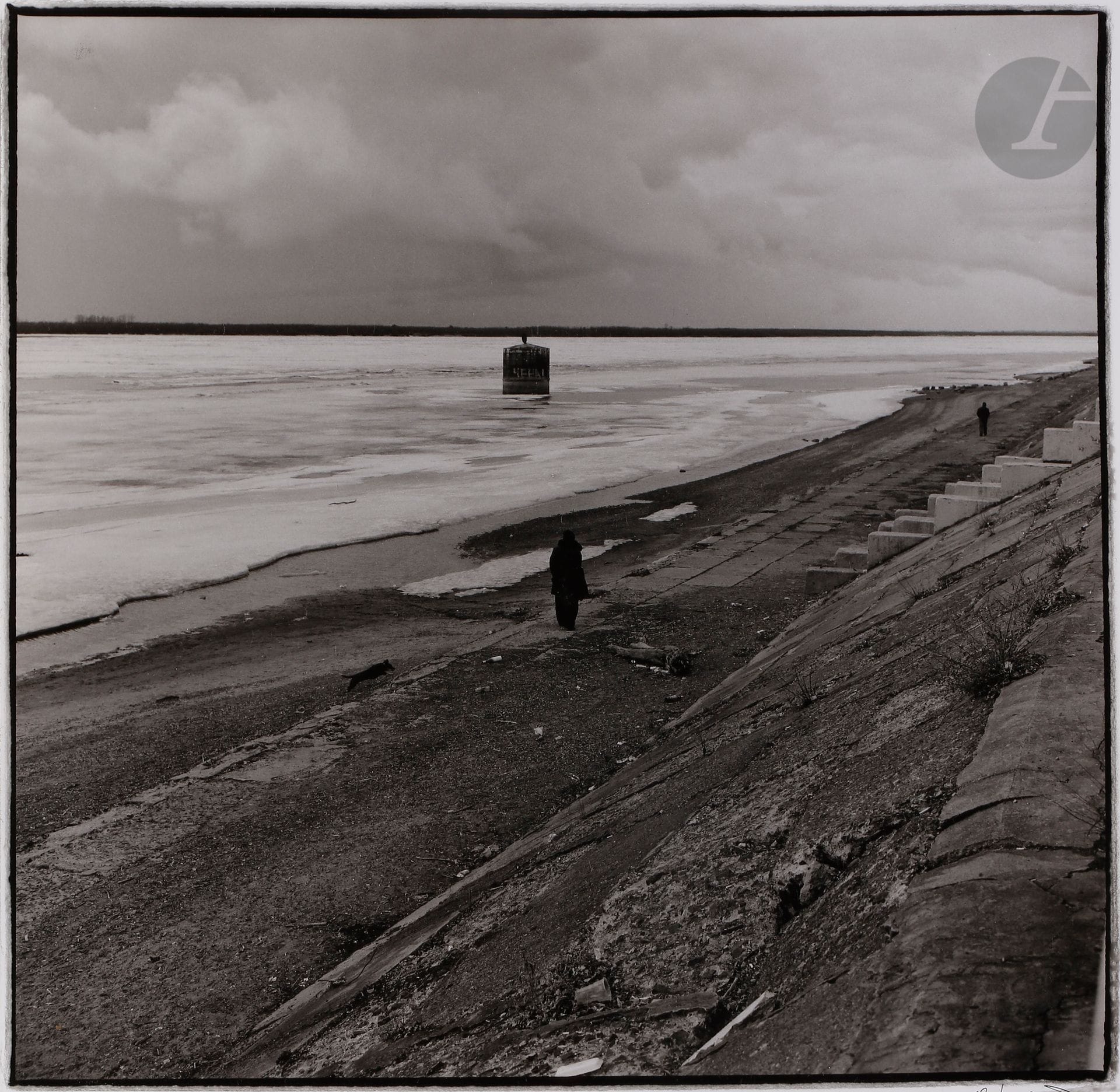 *Oleg Videnin (1963)
Khabarovsk, 2013.
Épreuve argentique, signée à l’encre, titrée, datée et numérotée à 12 exemplaires dans la marge inférieure. 
Image : 45,2 x 45,5 cm
Feuille : 50,8 x 50,5 cm

Oleg Videnin (1963)
Khabarovsk, 2013.
Gelatin silver print, signed, titled, dated and numebered in ink in the lower margin. Photographer's stamp, title, date, edition and signature in ink on verso. Edition of 12. 
Image: 45.2 x 45.5 cm
Paper: 50.8 x 50.5 cm