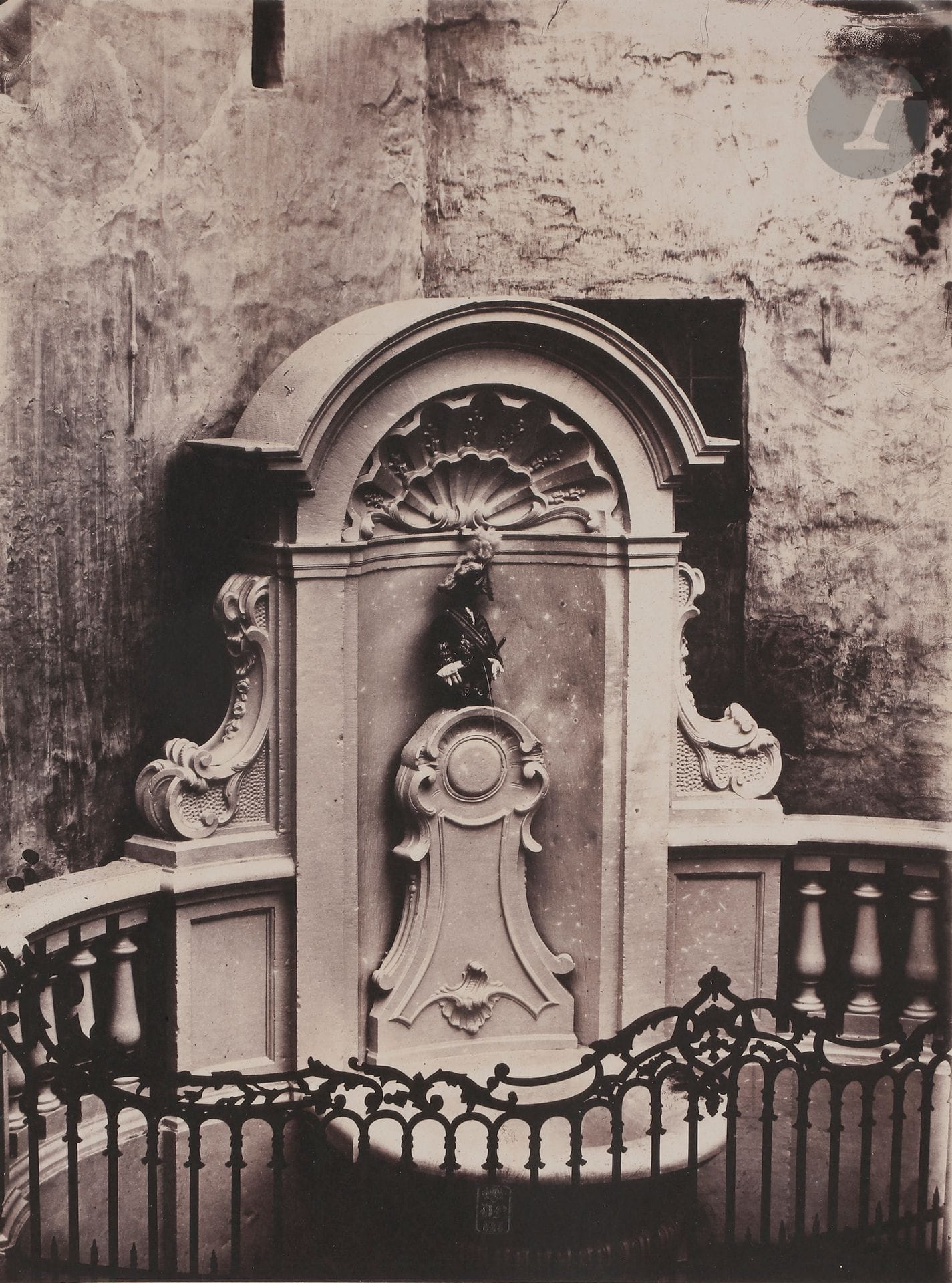 Louis Pierre Théophile Dubois de Nehaut (1799-1872) 
Manneken pis de Bruxelles en tenue militaire, c. 1855. 
Épreuve sur papier albuminé, contrecollée sur carton. Timbre sec du photographe en bas. 
37 x 27,5 cm

Louis Pierre Théophile Dubois de Nehaut (1799-1872) 
Manneken pis of Brussels in military dress, c. 1855. 
Albumen print, mounted on cardboard. Photographer's blindstamp in the bottom part of the print. 
37 x 27.5 cm
