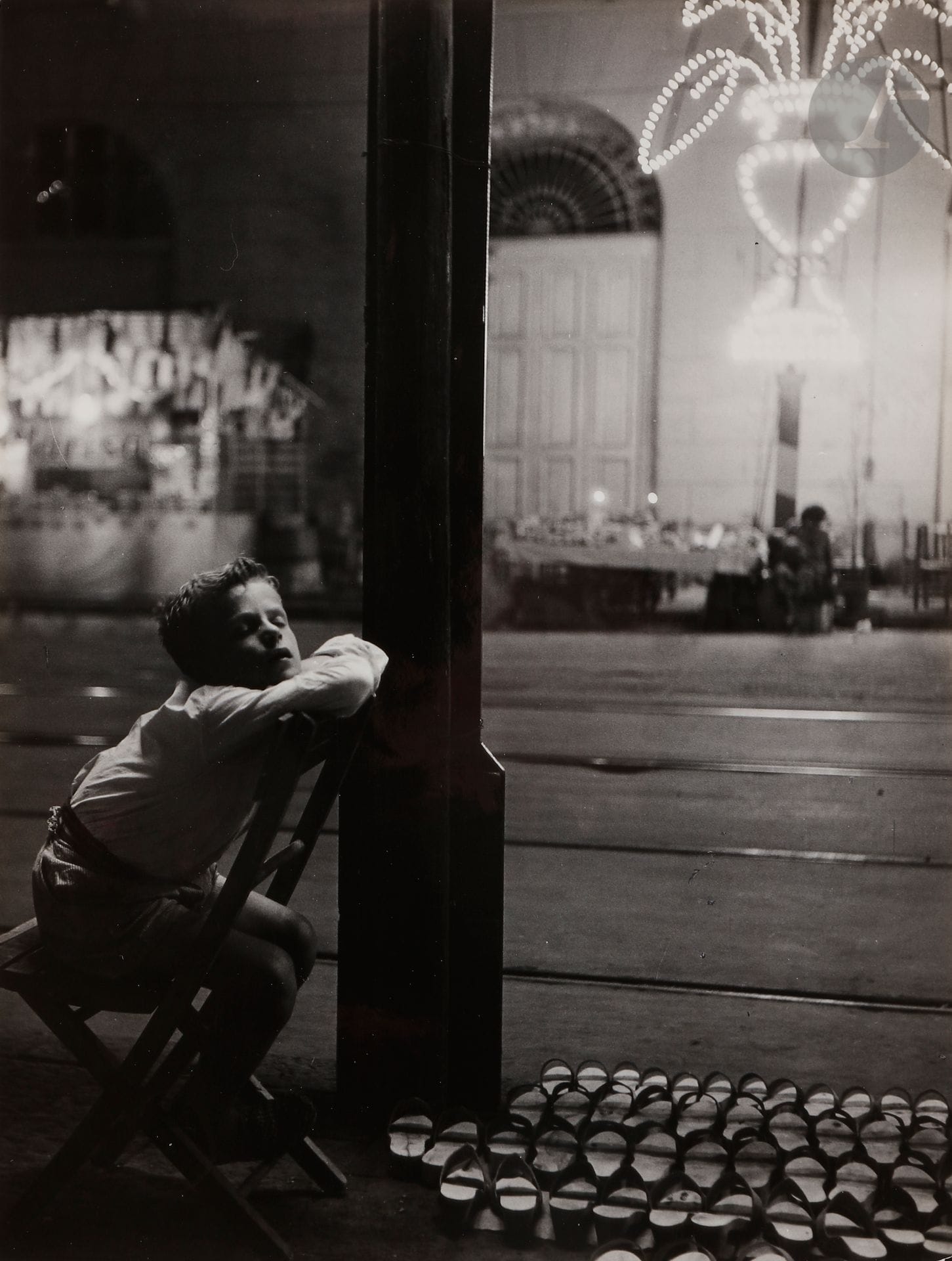 *Mario De Biasi (1923-2013)
Piccolo Zoccolaio, Napoli, 1954. 
Épreuve argentique d’époque, signée, titrée, tamponnée « Foto Mario de Biasi » et datée au crayon au verso.
24 x 18,1 cm

Mario De Biasi  (1923-2013)
Piccolo Zoccolaio, Napoli, 1954.  
Vintage gelatin silver print, signed, stamped "Foto Mario de Biasi", titled and dated in pencil on verso. 
24 x 18.1 cm