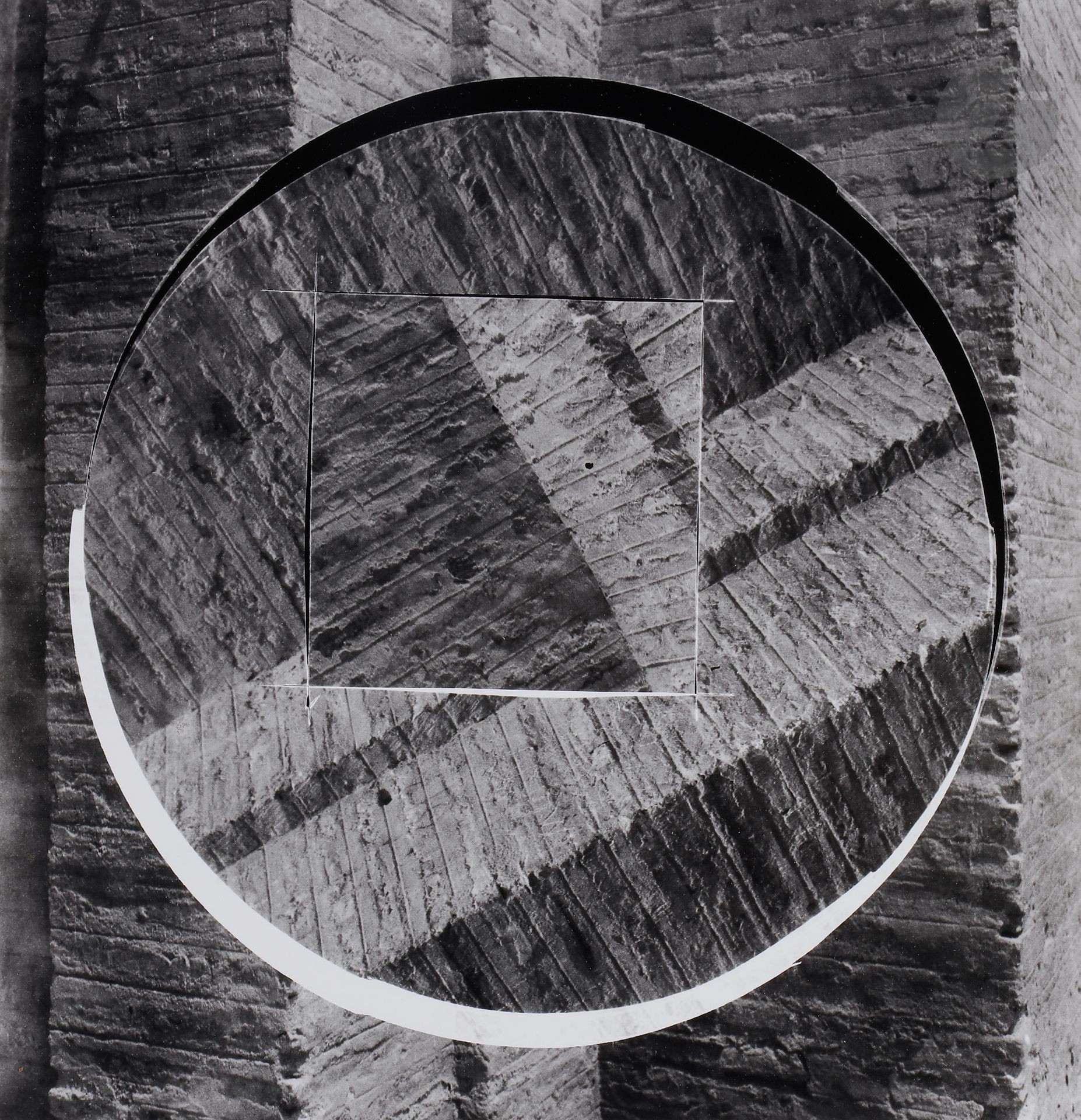 *Geraldo de Barros (1923-1998)
Sans titre [Série Fotoformas], 1949.
Mouvement giratoire.
Épreuve argentique (2000). Tampons « Geraldo de Barros - tirage moderne - La Chambre Claire, Neuchâtel - certifié par Fabiana de Barros » et « Épreuve d’artiste », annotations manuscrites et initiales de Fabiana de Barros au verso.
Image : 29 x 28,5 cm
Feuille : 40,4 x 30,4 cm 

Bibliographie : 
- Reinhold Misselbeck, Geraldo de Barros : Fotoformas, Munich, Prestel, 1999.
- Sarah Hermanson Meister, Fotoclubismo, Ibid., p. 120.

Geraldo de Barros (1923-1998)
Untitled [Fotoformas serie], 1949.
Mouvement giratoire.
Gelatin silver print (2000). Stamps "Geraldo de Barros - tirage moderne - La Chambre Claire, Neuchâtel - certifié par Fabiana de Barros" and "Épreuve d'artiste", annotations and initials of Fabiana de Barros on verso.
Image : 29 x 28.5 cm
Paper : 40.4 x 30.4 cm