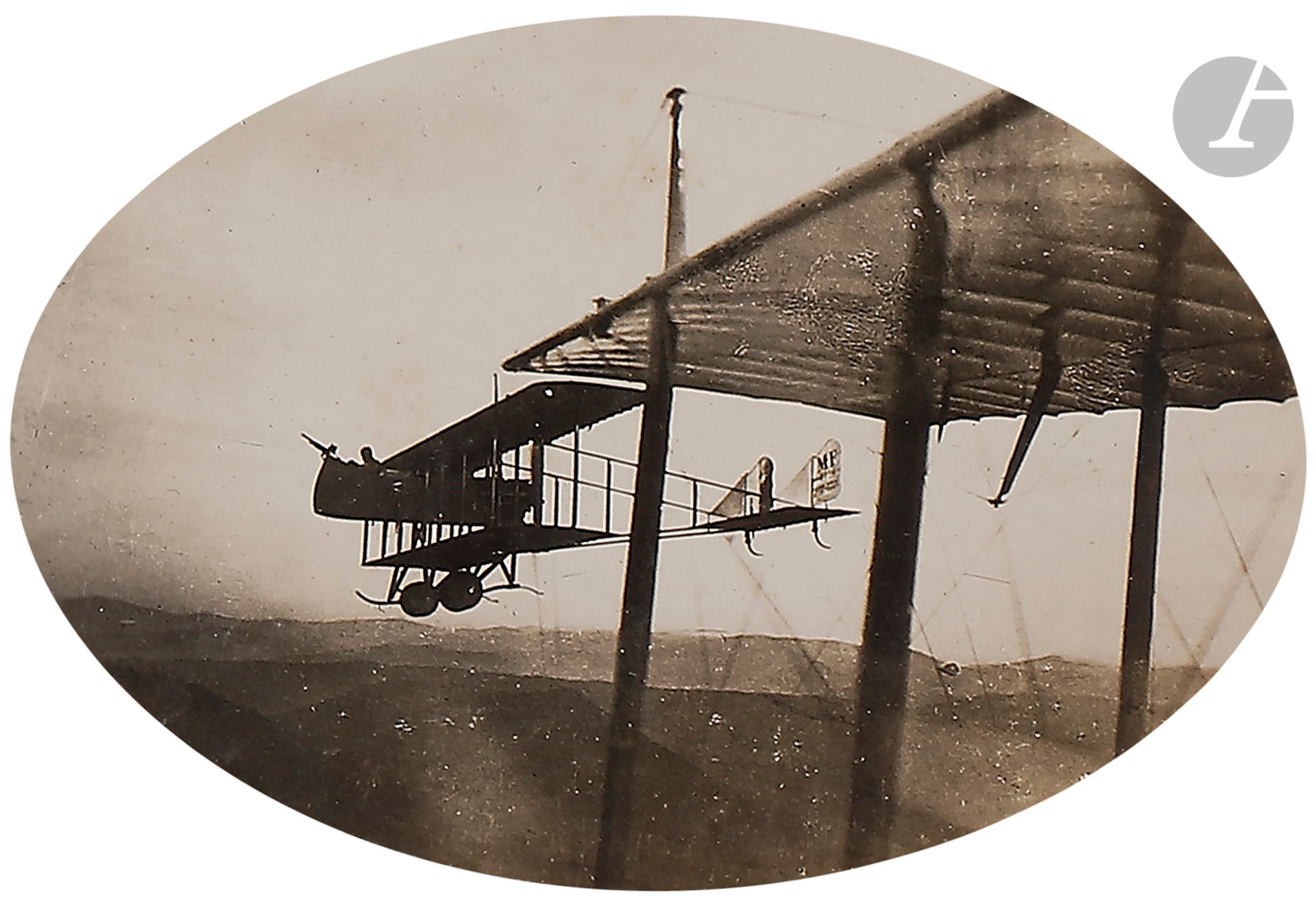 Photographe militaire non identifié 
Aviation. Première Guerre mondiale, 1914-1918. 
Archives d’un officier de l’armée de l’air. Camp d’aviation de Fontaine, Belfort. 
Soldats au repos. Hangars et terrains d’aviation. Vues aériennes. Fort de Chèvremont. Fort du Bois d’Oye. Fort Rapp. Ouvrage du Mont Rodolphe. Avions. Biplans. Ruines de Belfort. Revigny. Bessoncourt. Valdieu. Portrait d’un aviateur. Masevaux. Retzwiller. Martigny-les-Bains. Mr Tittoni, ambassadeur d’Italie. Bombardement de la gare de Bar-le-Duc. Enterrement des victimes du bombardement du 1er juin 1916. Juvigny. Tranchées. Reims. Vaubecourt. Sermaize. Pretz-en-Argonne. Fort de Brimont. Cavaliers de Courcy. Avion Farman. Cernay. Montdidier. Ypres. Bombardements. Batteries anti-aériennes. Accidents d’avions. Officiers. Capitaine Maximilien Münch. Bermericourt. Boulense. Le Hohneck. La Fontelle. Combat de boxe de Georges Carpentier. Artillerie. Lieutenant Paillard. Officier japonais. L’aviateur américain Norman Prince. Terrain de Bailleul-le-Soc. Ballons et dirigeables. Thann. Traubach-le-Bas. Lieutenant Takéda. Général Nudant. Vues aériennes de Bruxelles en 1918. 
Environ 1055 épreuves argentiques d’époque contrecollées sur cartons (39 planches). Quelques légendes manuscrites à la mine de plomb sur les montages. 
Formats : de 3,5 x 4,5 à 23 x 17 cm

On joint un fascicule de Villes de Gloire et de Souffrance. Lithographies originales par A. Robida. Verdun. 

Unidentified military photographer 
Aviation. World War I, 1914-1918. 
Archives of an air force officer. Fontaine air camp, Belfort. 
Soldiers at rest. Hangars and airfields. Aerial views. Fort of Chèvremont. Fort of Bois d'Oye. Fort Rapp. Mont Rodolphe fort. Aircraft. Biplanes. Ruins of Belfort. Revigny. Bessoncourt. Valdieu. Portrait of an aviator. Masevaux. Retzwiller. Martigny-les-Bains. Mr Tittoni, Italian ambassador. Bombing of the Bar-le-Duc station. Burial of the victims of the bombardment of 1 June 1916. Juvigny. Trenches. Reims. Vaubecourt. Sermaize. Pretz-en-Argonne. Fort of Brimont. Cavaliers de Courcy. Farman plane. Cernay. Montdidier. Ypres. Bombardments. Anti-aircraft batteries. Aircraft accidents. Officers. Captain Maximilian Münch. Bermericourt. Boulense. The Hohneck. La Fontelle. Georges Carpentier's boxing match. Artillery. Lieutenant Paillard. Japanese officer. American aviator Norman Prince. Field of Bailleul-le-Soc. Balloons and airships. Thann. Traubach-le-Bas. Lieutenant Takeda. General Nudant. Aerial views of Brussels in 1918. 
Approximately 1055 vintage gelatin silver prints, mounted on cardboard (39 boards). A few handwritten captions in pencil on mounts. 
Dimensions : from 3.5 x 4.5 to 23 x 17 cm

Included a booklet titled Villes de Gloire et de Souffrance. Lithographies originales par A. Robida. Verdun.