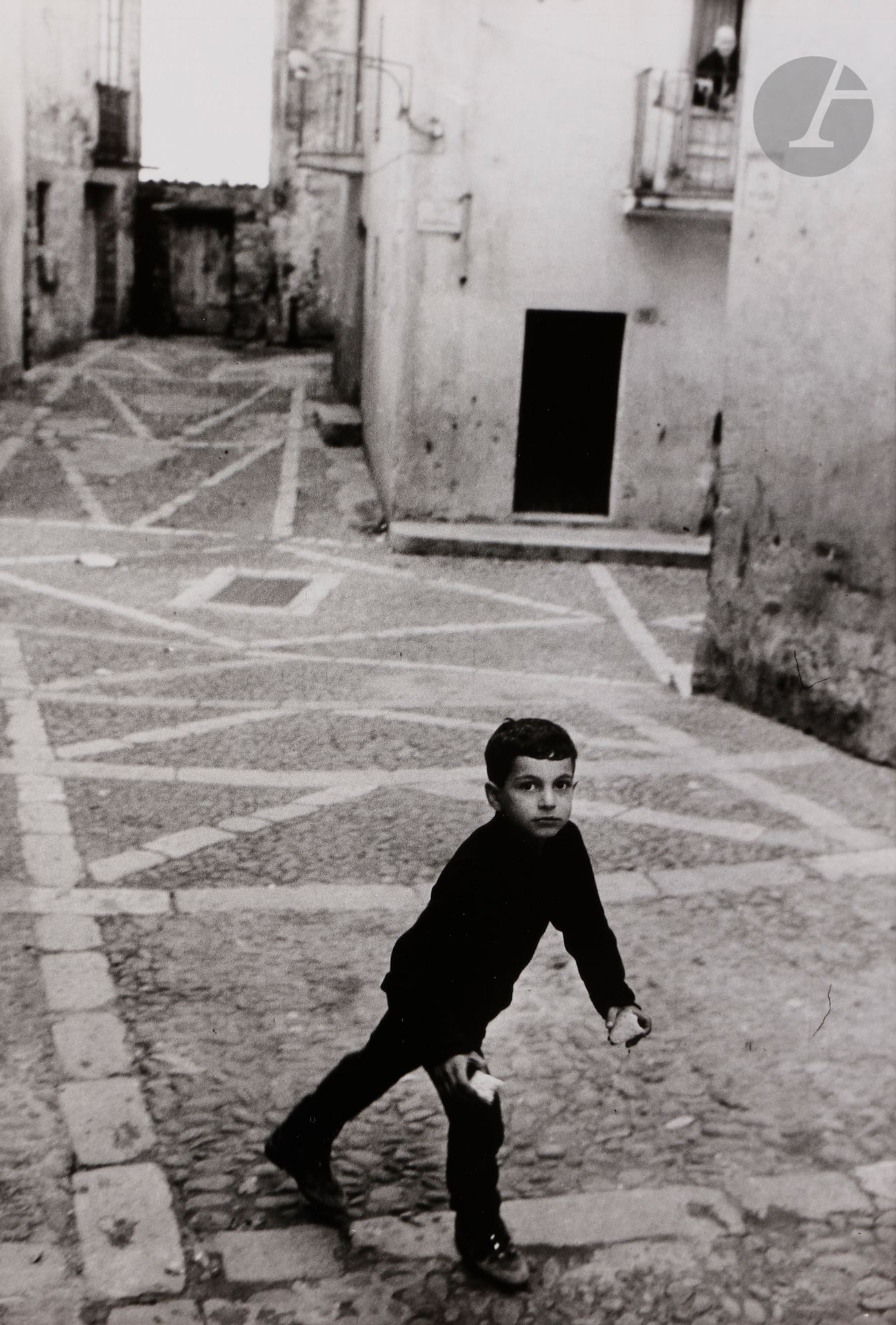 *Enzo Sellerio (1924-2012)
Cefalu, 1969.
Épreuve argentique (tirage d’exposition,
c. 1990), signée à l’encre avec le tampon « © Enzo Sellerio » au verso.
Image : 47,9 x 32 cm
Feuille : 49 x 33 cm

Enzo Sellerio (1924-2012)
Cefalu, 1969.
Gelatin silver print (exhibition print, c. 1990), signed and stamped "© Enzo Sellerio" on verso.
Image : 47.9 x 32 cm
Paper : 49 x 33 cm