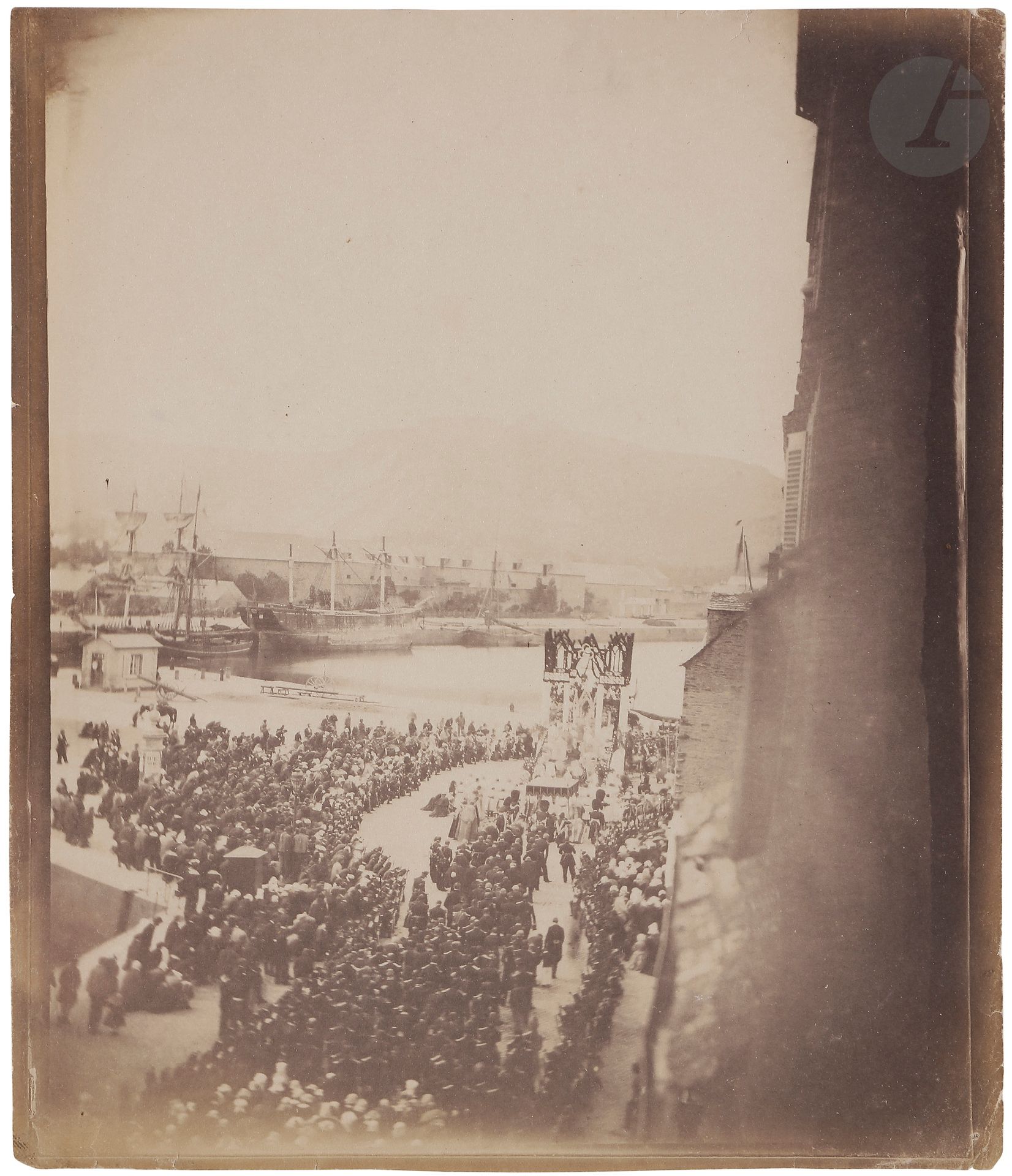 Charles Paul Furne (1824-1875) 
Cherbourg, août 1858. 
Voyage officiel de Napoléon III et de l’impératrice Eugénie. Inauguration du bassin. 
Épreuve sur papier salé. Tampon « chlorure d’argent » au verso.
22,4 x 18,5 cm

Charles Paul Furne (1824-1875) 
Official trip of Napoleon III and Empress Eugenie. Inauguration of a harbour basin. 
Salt print. Stamp "chlorure d'argent", partially erased on verso.
22.4 x 18.5 cm