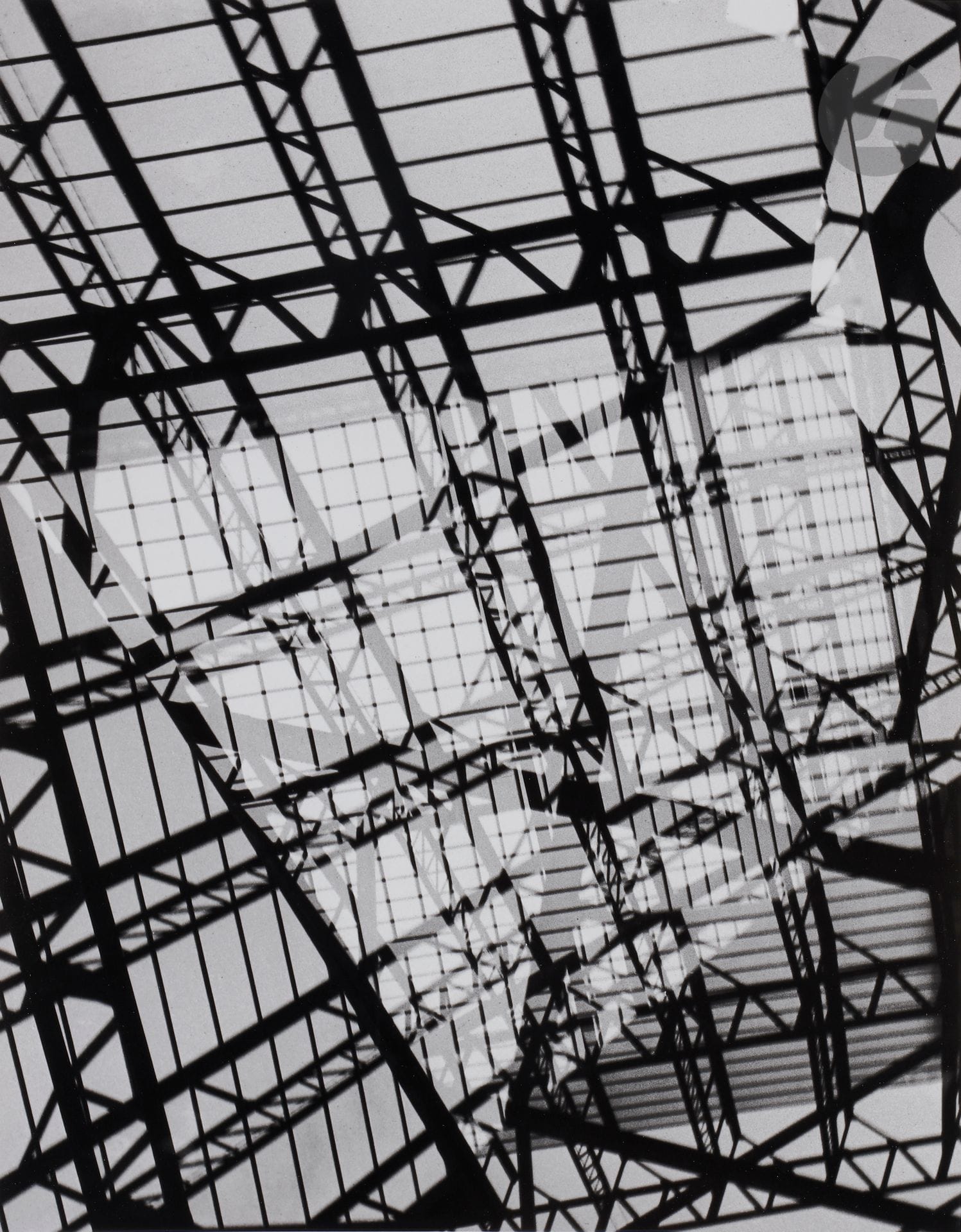 *Geraldo de Barros (1923-1998)
Sans titre [Série Fotoformas], 1950.
Gare de Sao Paulo.
Épreuve argentique (2000). Tampons « Geraldo de Barros - tirage moderne - La Chambre Claire, Neuchâtel - certifié par Fabiana de Barros » et « Épreuve d’artiste », annotations manuscrites et initiales de Fabiana de Barros au verso.
Image : 36,2 x 28,5 cm
Feuille : 40,4 x 30,4 cm

Bibliographie : 
Reinhold Misselbeck, Geraldo de Barros : Fotoformas, Munich, Prestel, 1999.

Geraldo de Barros (1923-1998)
Untitled [Fotoformas serie], 1950.
Sao Paulo station.
Gelatin silver print (2000). Stamps "Geraldo de Barros - tirage moderne - La Chambre Claire, Neuchâtel - certifié par Fabiana de Barros" and "Épreuve d'artiste", annotations and initials of Fabiana de Barros on verso.
Image : 36.2 x 28.5 cm
Paper : 40.4 x 30.4 cm