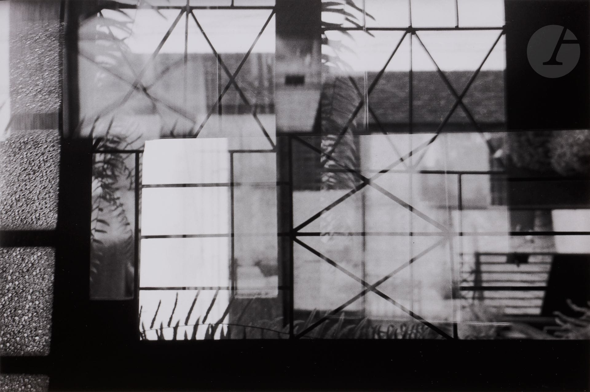 *Geraldo de Barros (1923-1998)
Sans titre [Série Fotoformas], 1949.
Épreuve argentique (2000). Tampons « Geraldo de Barros - tirage moderne - La Chambre Claire, Neuchâtel - certifié par Fabiana de Barros » et « Épreuve d’artiste », annotations manuscrites et initiales de Fabiana de Barros au verso.
Image : 25,5 x 38,5 cm
Feuille : 30,2 x 40,2 cm
Bibliographie : 
Sarah Hermanson Meister, Fotoclubismo. Brasilian Modernist Photography and the Foto-Cine Clube Bandeirante 1946-1964, The Museum of Modern Art, New York, cat. expo., 21 mars - 19 juin 2021, p. 112.

Geraldo de Barros (1923-1998)
Untitled [Fotoformas serie], 1949.
Gelatin silver print (2000). Stamps "Geraldo de Barros - tirage moderne - La Chambre Claire, Neuchâtel - certifié par Fabiana de Barros" and "Épreuve d'artiste", annotations and initials of Fabiana de Barros on verso.
Image : 25.5.x 38.5 cm
Paper : 30.2 x 40.2 cm