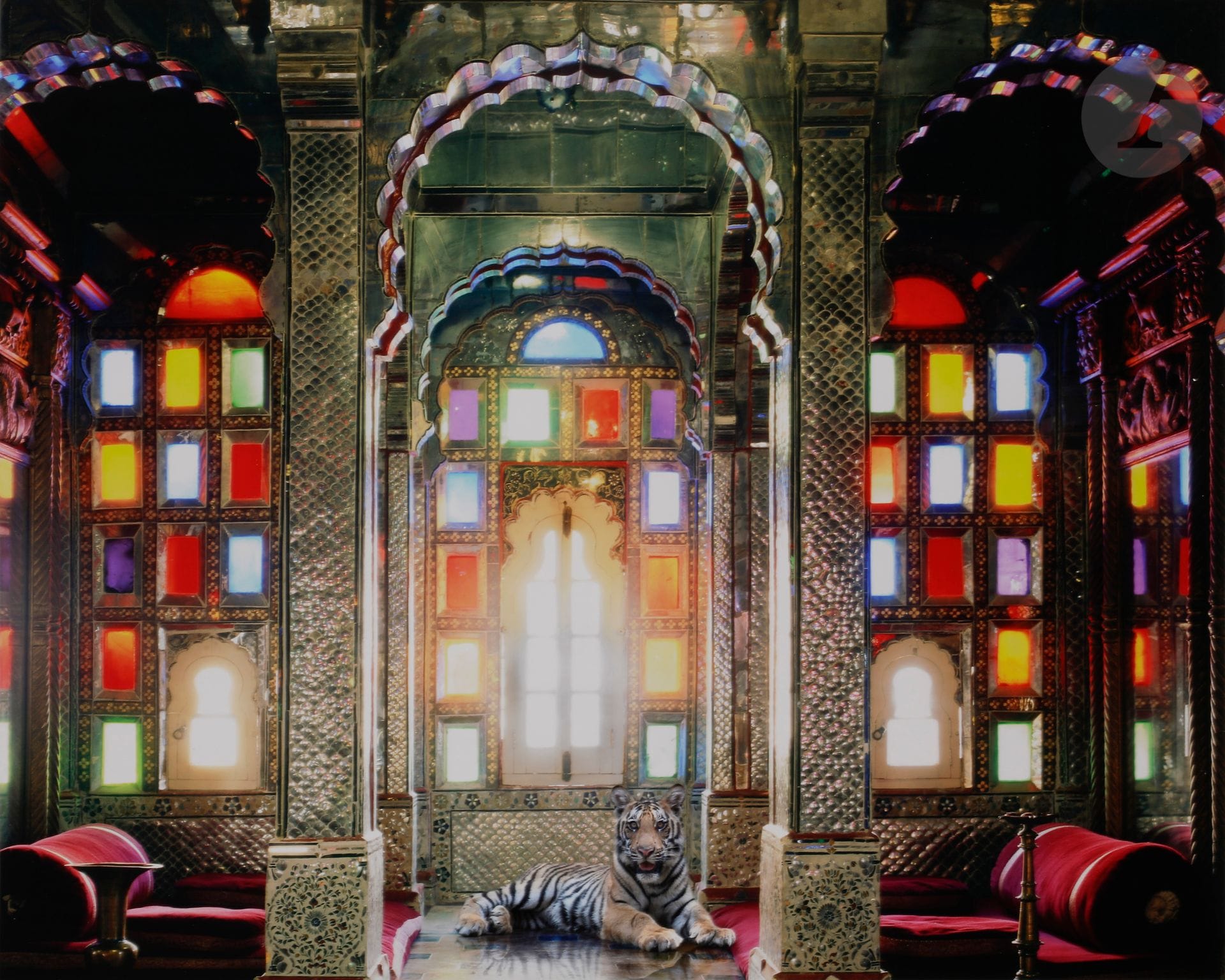 *Karen Knorr (1954)
Série India Song, 2012.
The Survivor, Deogarh Palace, Deogarh.
Épreuve pigmentaire sur papier Hannemuhle Fine Art Pearl, contrecollée sur aluminium. Signature, titre, date et numérotation à 5 exemplaires sur étiquette contrecollée au verso du cadre.
50,8 x 63,5 cm - cadre

Karen Knorr (1954)
India Song serie, 2012.
The Survivor, Deogarh Palace, Deogarh.
Pigment print on Hannemuhle Fine Art Pearl paper, float mounted on aluminium and framed. Signature, title, date and numbering on a label mounted on frame verso. Edition of 5 copies.
50.8 x 63.5 cm - frame