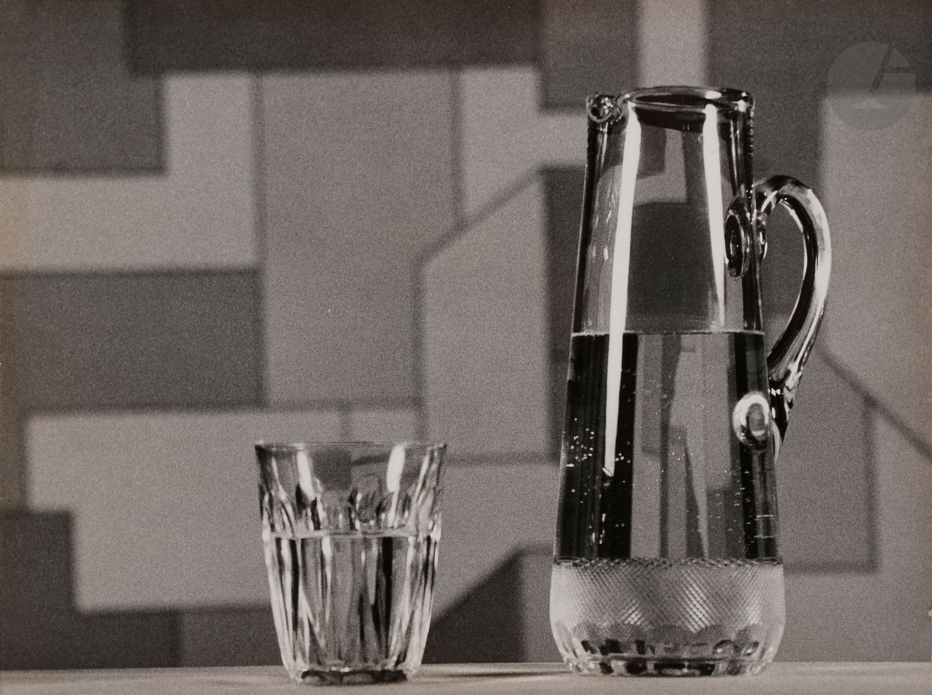 *Gaspar Gasparian (1899-1966)
Um Copo d’Agua [verre d’eau], 1956.
Épreuve argentique d’époque. Tampon « Foto - por - Gaspar Gasparian » au verso.
29,3 x 39,8 cm

Gaspar Gasparian (1899-1966)
Um Copo d'Agua [glass of Water], 1956.
Vintage gelatin silver print, stamped "Foto por Gaspar Gasparian" on verso.
29.3 x 39.8 cm