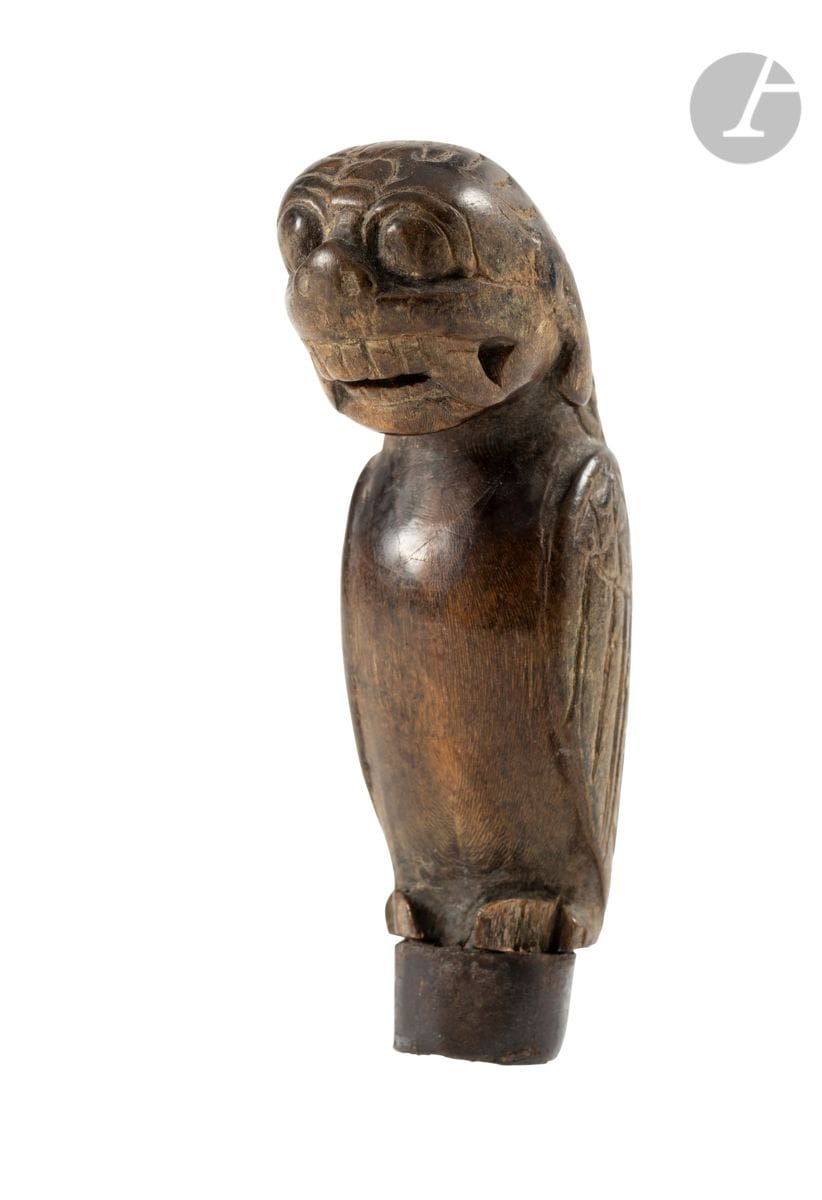 Manche de kriss en bois sculpté, Indonésie, XIXe - XXe siècle
En forme de Garuda, roi des oiseaux montrant une gueule aux dents acérées et posé sur une bague métallique. 
Hauteur : 8 cm
Petits accidents. Fixé sur socle. 

A wooden kriss handle, Indonesia, 19th-20th century

Provenance : Collection Marie-Christine David.