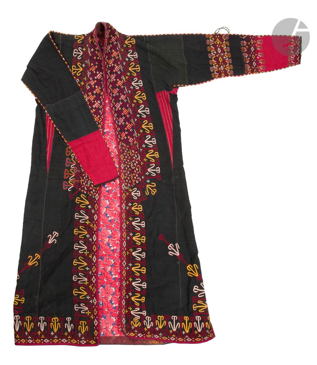 Woman's coat, Turkmenistan, early 20th century 
Long-sleeved black cotton coat with garnet inserts, mostly embroidered with red, yellow, and white polychrome threads, drawing geometric friezes repeating a crochet pattern. Double notch in the bottom, braided cords on a sleeve and lining in floral cotton. 
Length: 119 cm; shoulder length: 37 cm 
Missing cord on one sleeve
. 
 

This lot is part of the collection of Mr. Philippe Magloire.

A Teke woman's coat, Turkmenistan, 20th century








