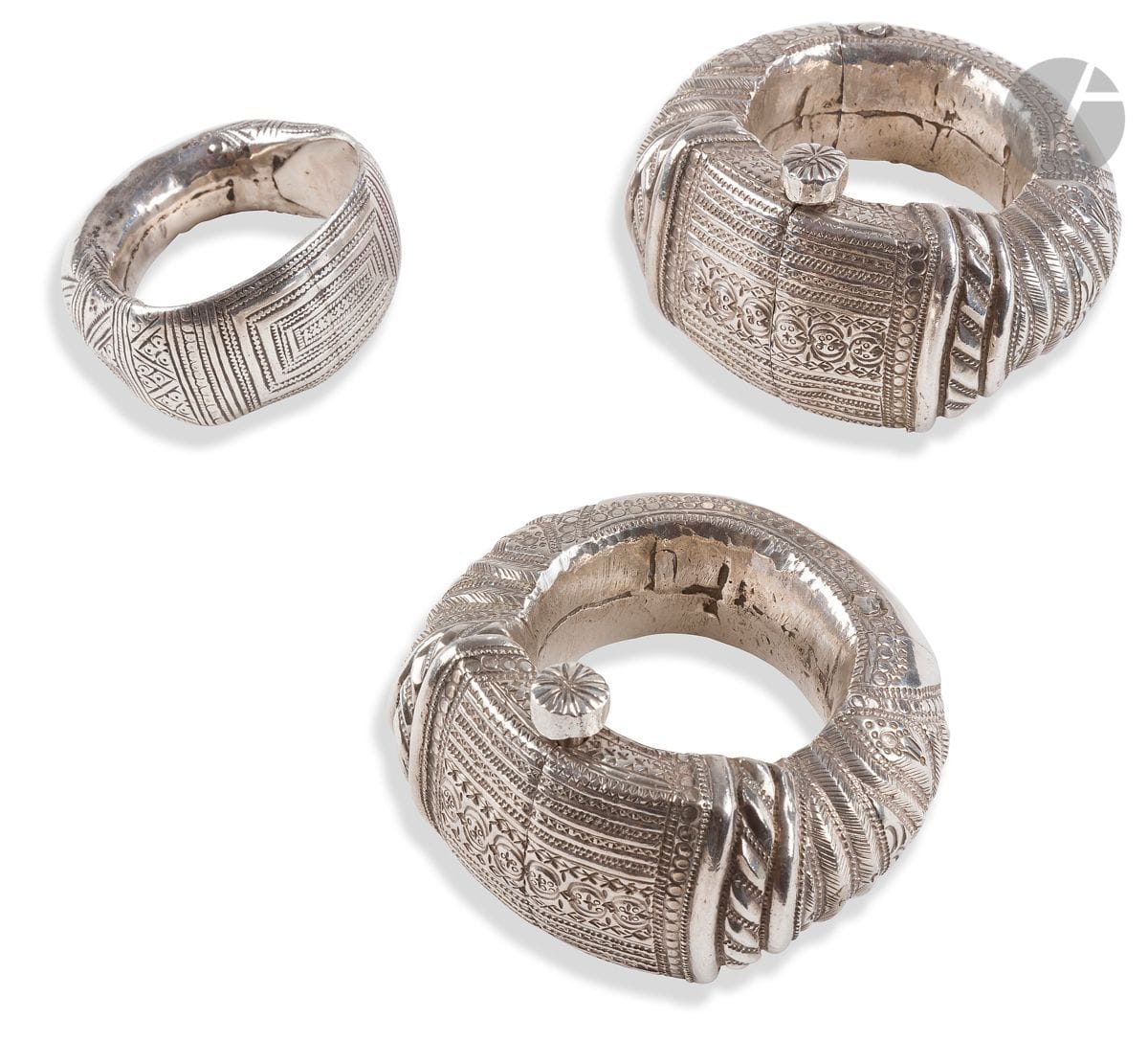 Paire de bracelets natla à charnière, Oman, Nizwa, XXe siècle
En argent repoussé et gravé de frises géométriques de tresses, chevrons, ocelles mêlant quelques éléments végétaux. Fermoir charnière à tige. 
Diam. extérieur : 11,5 cm ; diam. intérieur : 6,5 cm ; poids brut : 753 g 
On joint un petit bracelet en argent à décor ciselé.
Diam. extérieur : 8 cm ; poids : 120 g

Bibliographie :
Van Cutsem Anne, Bracelets ethniques d’Afrique, d’Asie, d’Océanie et d’Amérique, Paris, Skira : 2002, p. 145. 

A pair of bracelets, natla, Oman, Nizwa, 20th century

