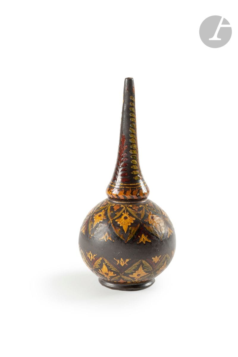 Aspersoir en terre cuite, Inde, Bombay School of Art, fin XIXe siècle
Une large panse globulaire surmontée d’un long col effilé, en terre cuite à décor végétal peint en polychromie sur glaçure brune. 
Hauteur : 30 cm
Éclats au pied. 

A Bombay School of Art terracotta sprinkler, India, late 19th century

Provenance : Collection Marie-Christine David.