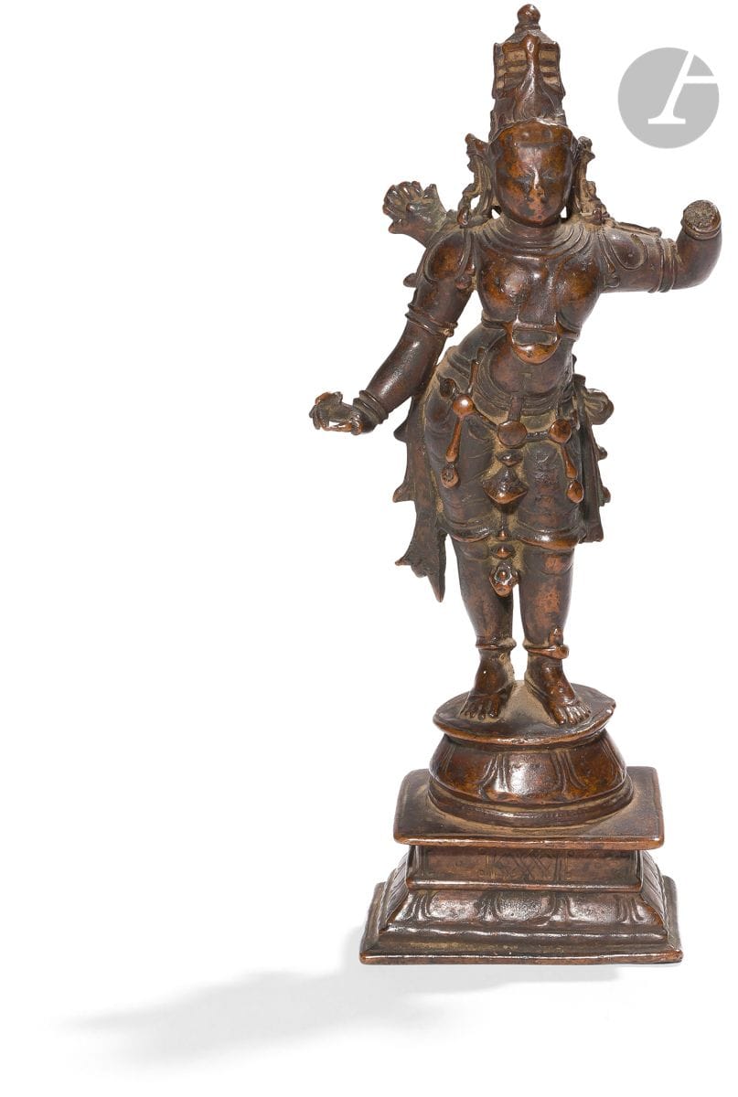 Statuette de Rama, Inde du Sud, XVIIe - XVIIIe siècle
En bronze, Rama debout en tribanga sur un haut socle carré et un piédestal en forme de lotus, son carquois de flèches sur le dos.
Hauteur : 19 cm
Une main et un pan de vêtement cassés, bronze patiné. 

A small bronze figure of Rama, South India, 17th-18th century

