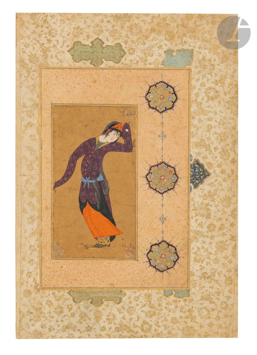 Femme dansant, Iran safavide, Ispahan, milieu du XVIIe siècle
Gouache et or sur page d’album représentant une femme vêtue d’une robe orange assortie à son voile et couverte d’un manteau prune aux longues manches dissimulant ses mains, esquissant un pas de danse, son long corps sinueux arqué et la main gauche levée. Montée dans une double marge enluminée à l’or et en polychromie, la première garnie de trois médaillons polylobés à fleurettes détachés sur fond moucheté, la seconde à rinceaux floraux dorés logeant quelques cartouches et demi-cartouches enluminés en bordure de la première marge.
Dim. miniature : 16,6 x 9,1 cm ; page : 35,9 x 24,4 cm
Accidents dans les coins, quelques taches et sauts de polychromie. 

A dancing courtesan, Safavid Iran, Isfahan, mid-17th century

