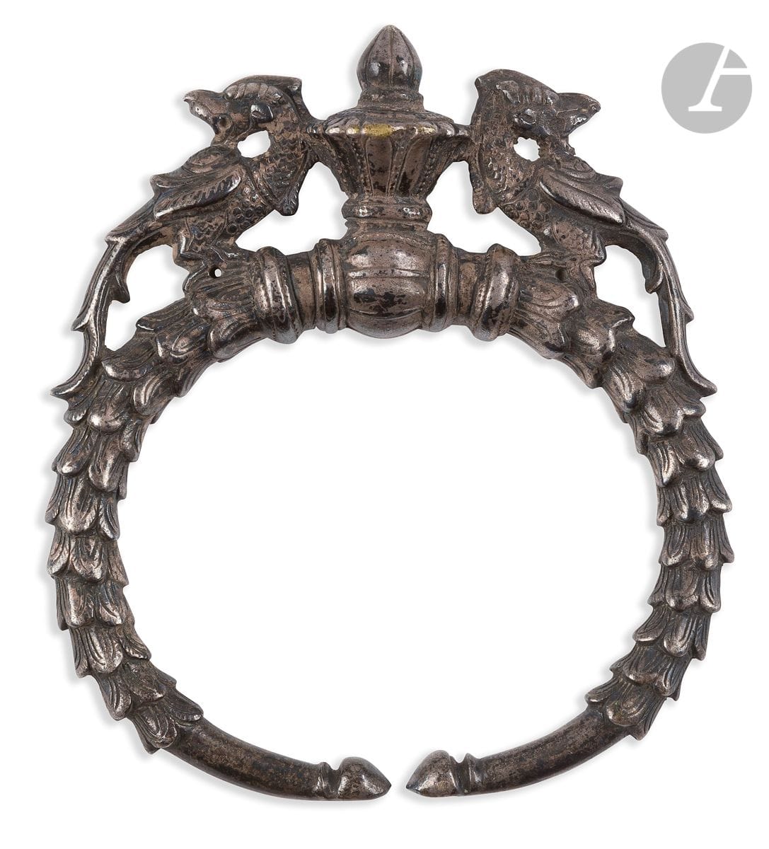 
Rare ornement de bras bazuband, Inde, Deccan, XVIe - XVIIIe siècle

En argent bas titre, à décor de corolle florale flanquée de deux phénix regardant vers l’arrière.

Hauteur : 12,6 cm ; largeur : 11 cm ; poids brut : 350 g

Oxydation, traces de dorure. 



Provenance : Ancienne collection Evrard de Rouvre. Par descendance.



A rare silvered steel bazuband, India, Deccan, 16th-18th century




