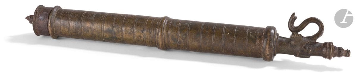 Paint pump for the Holi festival, India, 19th - 20th centuryConsisting of
a cylindrical bronze tube engraved with rings and finished with an elephant protome in the round.
Length: 42 cmOxydations
. 

The festival of Holi or festival of colors is a Hindu religious festival, marking the end of winter and the beginning of spring and celebrated during the full moon of the month of Phâlguna (February-March). On this day, it is customary to sprinkle oneself and others with coloured powders and waters using instruments like this one. For an illustration of this festival and a display of these paint pumps, see Ader, 25 November 2013, lot 43.

A water pump for Holi, India, 19th-20th centuryProvenance

: Marie-Christine David Collection



.




