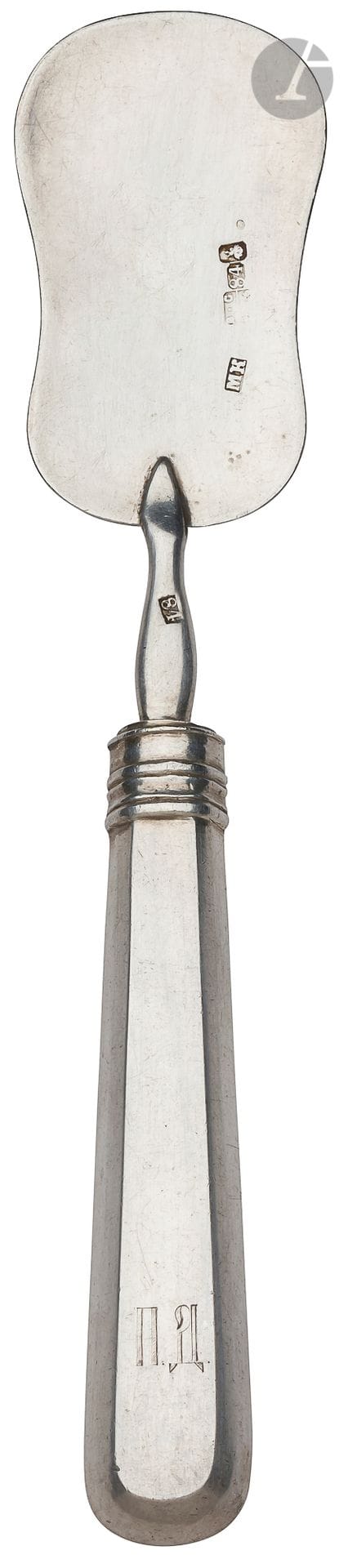 1) Silver hors d'oeuvre shovelPunches
: 84, Moscow, 1866, assayer "В-С" (Viktor Vasilyevich Savinsky) and silversmith "МК" (Mikhail Mikhailovich Karpinsky).
Length: 18 cm; weight: 50.4 g2
) Set of 9 silver teaspoonsThe
spatula engraved with two interlocking initials under a princely crown

.


Hallmarks: 84, Moscow, 1877, assayer "И-К" (Ivan Efimovich Konstantinov) and silversmith "П.ОВЧИННИКОВЪ" surmounted by the court supplier eagle (Pavel Akimovich Ovchinnikov).
Length: 14.4 cm; total weight: 285 g1

) Серебряная лопатка для закуски.
Клейма: 84, Москва, 1866 , пробирный мастер "В-С" (Вениамин или Виктор Васильевич Савинский) и мастер "МК" (Михаил Михайлович
Карпинский)Длина : 18 см; Вес: 50.4 г2
) Набор из девяти серебряных чайных ложек.
На черенке монограмма "СА" под княжеской короной.
Клейма: 84, Москва, 1877, пробирный мастер "И-К" (Иван Ефимович Константинов) и мастер "П. ОВЧИННИКОВЪ" под двуглавым орлом придворного поставщика (Павел Акимович Овчинников).
Длина: 14.4 см; Общий вес: 285 г













