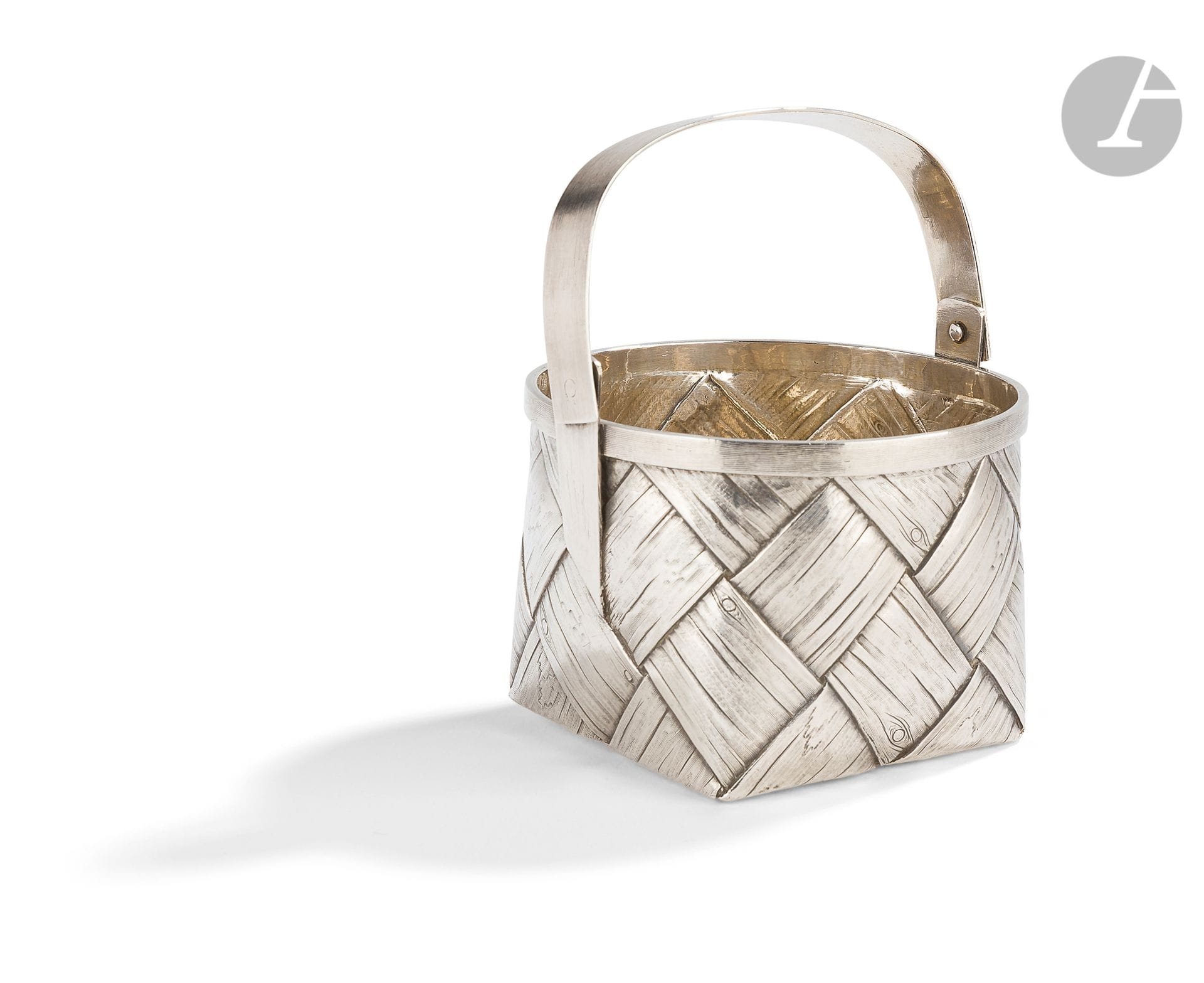 Sucrier en argent. Saint-Pétersbourg, 1873-1876
Trompe l’œil en forme de panier en écorce de bouleau tressée.
Poinçons : 84, Saint-Pétersbourg [date illisible], essayeur « ПК » (Pavel Andreevitch Kostytchev) et orfèvre « ИН » (non répertorié).
Hauteur : 7,5 cm (sans l’anse) ; dimensions de la base : 8,5 x 8,5 cm ; diamètre au col : 10,7 cm ; poids : 294 g

Серебряная сахарница. Санкт-Петербург, 1873-1876
Тромплей в виде плетеной корзины из лыка, с откидной ручкой. Корзина с квадратным дном, закруглённым кверху.
Клейма : 84, Санкт-Петербург [дата не читается], пробирный мастер « ПК » (Павел Андреевич Костычев) и мастер  « ИН » (не известен).
Высота : 7,5 см (без ручки) ; Размер основы : 8,5 х 8,5 см ; Верхний диаметр : 10,7 см ; Вес : 294 г