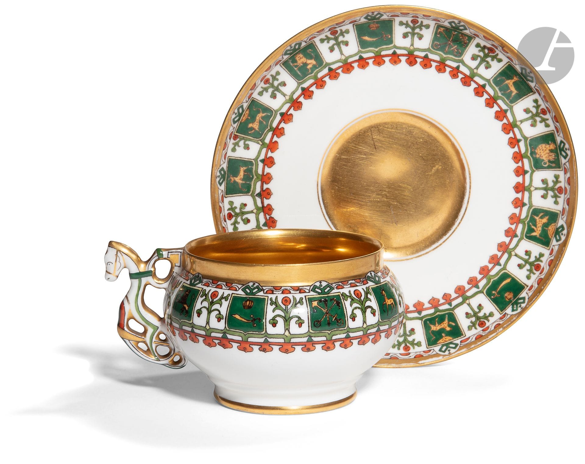 Compagnie des frères KORNILOV. Après 1891
Tasse et sa soucoupe en porcelaine, dans le style dit russe avec l’anse en forme de cheval. Le décor est formé des blasons de provinces russes sur fond vert.
Fabrication russe pour les USA.
Marquage : vignette rectangulaire avec un ours dans un paysage nordique, tenant une théière et un écriteau avec les lettres « J.H.V. » et sous la vignette « Made in Russia  /  by Kornilow bros ». Le numéro du modèle 219 est peint à la main en rouge orangé sous ce marquage.
Hauteur : 5,5 cm ; diamètre à la panse : 9 cm ; diamètre de la soucoupe : 13,7 cm

Фарфоровый завод Братьев КОРНИЛОВЫХ. После 1891 г.
Чашка с блюдцем в русском стиле, с ручкой в виде конька. Декор состоит из зеленого пояса с губернскими гербами.
Для американского рынка.
Маркировка : прямоугольная виньетка с изображением медведя в севернм пейзаже, держащего в одной лапе чайник, и в другой табличку с тремя латинскими буквами « J.H.V. ». Под виньеткой  на двух строчках « Made in Russia / by Kornilow bros ». Под этим № 219; номер модели  написан вручную красно-оранжевой краской.
Высота : 5,5 см ; Диаметр чашки : 9 см ; Диаметр блюдца : 13,7 см