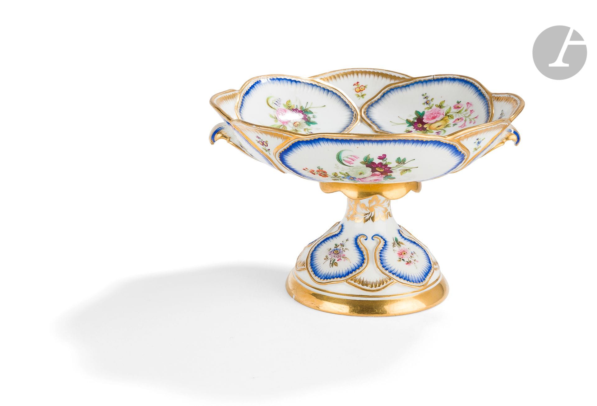 Manufacture Impériale de Porcelaine
Coupe à fruits du service « feuilles de choux ». Petit modèle. Saint-Pétersbourg, 1848-1853.
Porcelaine à décor polychrome de fleurs sur couverte, dorure.
Marquage : marque bleue sous couverte de Nicolas I. Marquée « 18 » dans la pâte sur une des deux poignées.
Hauteur : 15 cm ; diamètre supérieur : 25 cm ; diamètre au pied : 12,3 cm

Une des pièces du service de 5570 pièces, commandé par Nicolas I pour la salle à manger du grand Palais de Peterhof, salle à manger tapissée en brocatelle bleue au dernier quart du XIXe siècle, ce qui lui a valu le nom de Salon bleu. Le service « feuilles de choux » de Sèvres (circa 1765) a servi de modèle.
Le service de la Manufacture Impériale a été augmenté et complété sous les règnes d’Alexandre III et Nicolas II.

 Nous remercions Monsieur Maurice BARUCH d’avoir expertisé ce lot.

ИМПЕРАТОРСКИЙ ФАРФОРОВЫЙ ЗАВОД
Ваза для фруктов из Банкетного сервиза « Капустный лист ». Малая модель. Санкт-Петербург, 1848-1853.
Фарфор, надглазурный цветочный полихромный декор, позолота.
Клеймо : подглазурный голубой вензель Николая I.
Число « 18 » в тесте на одной  из ручек.
Высота : 15 см ; Верхний диаметр : 25 см ; Диаметр ножки : 12,3 см
Эксперт для этого лота : Морис Барух
Настоящая ваза, одна из ваз сервиза на 5570 предметов, заказанного Николаем I для столовой Большого Петергофского дворца, известной под названием Голубая гостиная. Новая обивка голубой брокателью, давшая ныне известное название, впервые упоминается в документах 1876 года. Для сервиза образцом служил Севрский сервиз  « Капустные листья » (создан около 1765 г.)
Сервиз дополнялся в царствования Александра III и Николая II.