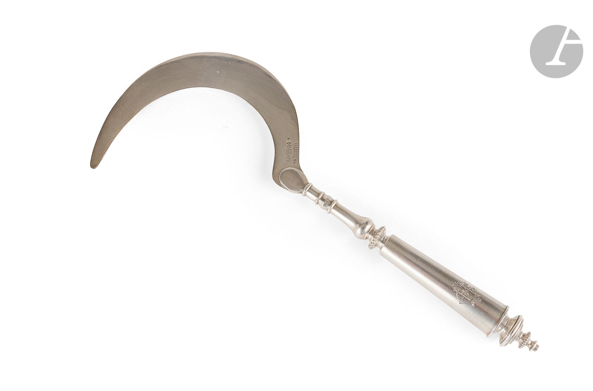 Serpette à glace
Poinçons : 84, Saint-Pétersbourg, 1890, essayeur « И•Е », firme « ГРАЧЕВЪ » et orfèvre « J.O ».
Longueur totale : 25,5 cm ; poids brut : 139 g

Серебряный серп для мороженого. Конец XIX в.
Клейма : 84, Санкт-Петербург, 1890, пробирный мастер « И•Е » (Иван Вонифатьевич Евстигенеев), фирма « ГРАЧЕВЪ » и мастер « J.O » (Иоган Фердинанд Ольсониус).
Длина : 25,5 см ; Вес : 139 г