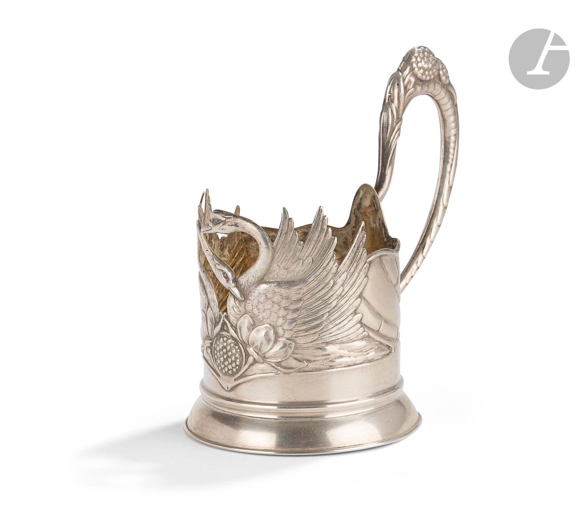 Porte-verre en argent estampé « Les cygnes »
Poinçons : 875, Bakou, après 1958 et « БЮ .. » (fabrique d’argenterie de Bakou entre 1953 et 1968 ; le chiffre donnant la date a été effacé).
Hauteur : 13 cm ; poids : 130 g

Подстаканник «Лебеди»
Клейма : 875, Баку, после 1958 и « БЮ .. » (Бакинская Ювелирная фабрика 1953 - 1968 ; цифра, определяющая год, стерта).
Высота : 13 см ; Вес : 130 г