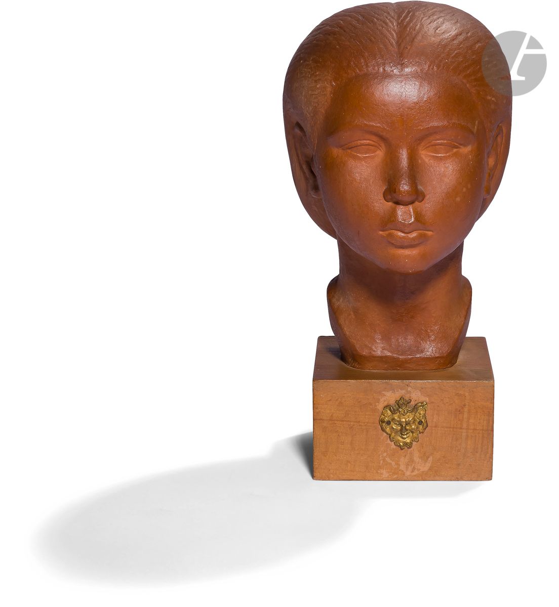 Mahmoud MOUSSA [égyptien] (1913-2003)
Tête d'une jeune fille égyptienne, 1942
Épreuve en terre cuite.
Base en bois.
Signée en arabe sur le côté.
Annotée " Mahmoud Moussa 1942 " à l'encre au dos.
Hauteur : 25 cm