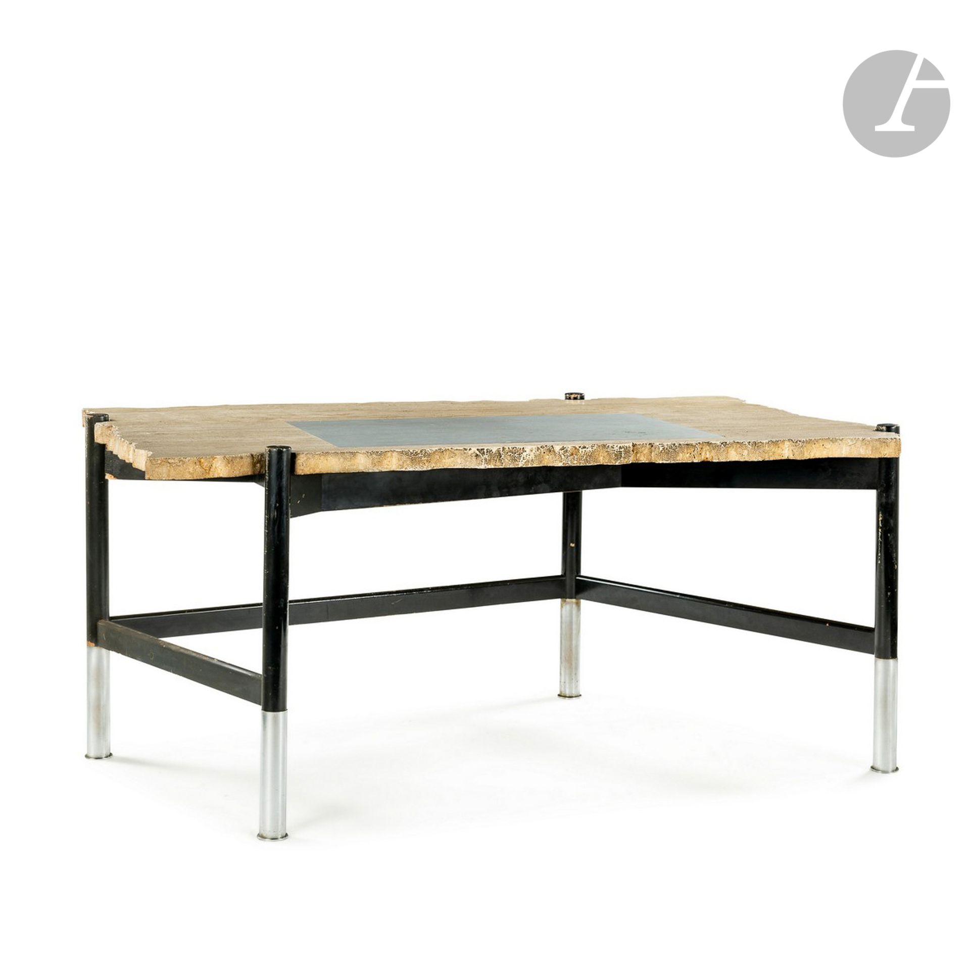 JEAN-RENÉ PROU (1917-1983) POUR LA DÉCORATION DE L’APPARTEMENT DE M. ET MME R. À NEUILLY EN 1957-61
Pièce unique conçue et réalisée en 1957
Bureau en bois laqué noir et travertin.
Le piètement formant un trapèze et recevant quatre pieds cylindriques réunis par trois entretoises et terminés chacun par un haut sabot-fourreau en laiton nickelé.
Le plateau en travertin de forme libre au pourtour équarri et recevant un sous-main en inox d’origine.
État d’usage, usures et sauts de laque épars au piètement.
Hauteur : 76 cm - Longueur : 158 cm – Profondeur : 98 cm

Provenance :
- M. et Mme R., Neuilly-sur-Seine. D’une entière décoration conçue par Jean-René Prou entre 1957 et 1961 pour leur appartement situé au rez-de-chaussée de l’immeuble construit en 1909 par le grand-père de M. R.
- M. R., fils des précédents.

Archives :
- Une copie du dessin d’origine de notre bureau (sans entretoise) signé et daté J.R. Prou (19)57 sera remis à l’acquéreur.
- Notre bureau fut reproduit page 111 dans un reportage consacré à l’appartement de M. et Mme R. à Neuilly-sur-Seine et paru dans Maison et Jardin n° 51 de mars-avril 1958.
- Une partie de notre bureau in situ est visible sur la couverture du numéro hors-série titré 120 cheminées de Mobilier et Décoration de 1958.