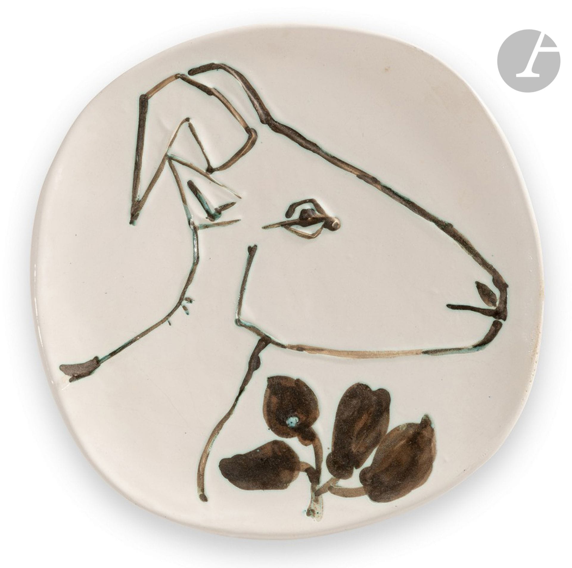 PABLO PICASSO (1881-1973) & ATELIER MADOURA 
Tête de chèvre de profil, le modèle créé en [1950]
Assiette ronde/carrée.
Empreinte originale limitée, éditée et réalisée à cinquante exemplaires chez Madoura. 
Épreuve en terre de faïence blanche, décor à la paraffine oxydée et bain d’émail blanc ; brun, vert.
Porte les cachets en creux Empreinte Originale de PICASSO et MADOURA Plein Feu au revers. 
Longueur : 25,5 cm – Largeur : 25,5 cm

Provenance :
Collection particulière, région Centre-Val de Loire, France.

Bibliographie :
Alain Ramié - Picasso, catalogue de l’œuvre céramique édité 1947-1971 - Éditions Madoura, 1988. Modèle identique reproduit page 60 et référencé sous le numéro 106.