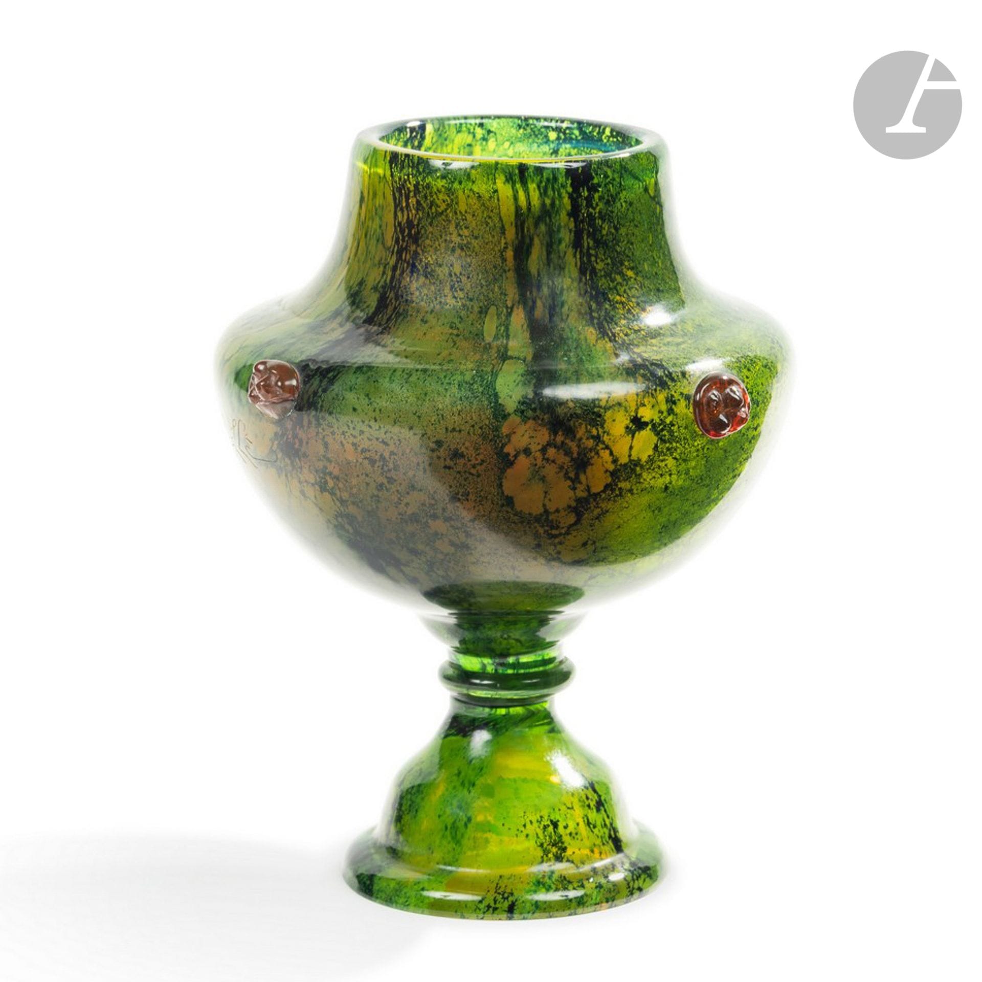 
ÉMILE GALLÉ (1846-1904)

Cabochons

Rare vase cratère reposant sur piédouche et au col circulaire. 

Épreuve, à l’évocation d’une pierre dure, réalisée en verre aux jaspures intercalaires traitées noires sur vert.

Le corps du vase reçoit un décor de quatre cabochons, en verre teinté rouge, modelés et collés à chaud.

Un accident et manque sur deux cabochons.

Signé GALLÉ, en gravure sur la panse. 

Hauteur : 15,5 cm



Provenance :

Collection particulière, Paris XVI.
