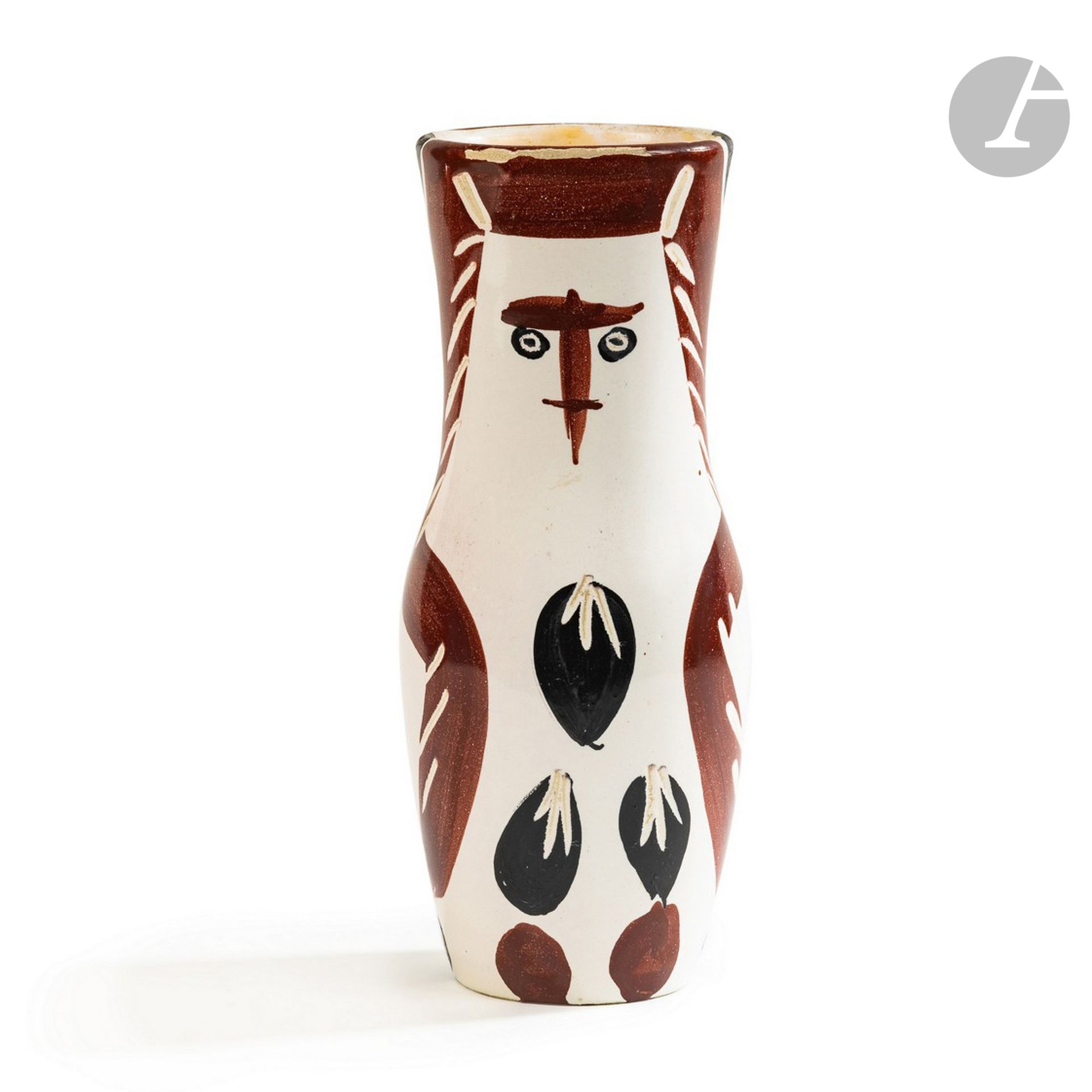PABLO PICASSO (1881-1973) & ATELIER MADOURA 
Chouetton, le modèle créé en [1952]
Vase tourné.
Réplique authentique limitée, éditée et réalisée à cinq cents exemplaires chez Madoura. 
Épreuve en terre de faïence blanche, décor aux oxydes, gravé au couteau sur émail blanc ; brun, noir.
Usures et sauts d’émail en pourtour du col. 
Porte les cachets en creux D’après PICASSO et MADOURA Plein Feu au revers. 
Hauteur : 24,5 cm
 
Provenance :
Collection particulière, région Centre-Val de Loire, France.

Bibliographie :
Alain Ramié - Picasso, catalogue de l’œuvre céramique édité 1947-1971 - Éditions Madoura, 1988. Modèle identique reproduit page 76 et référencé sous le numéro 135.