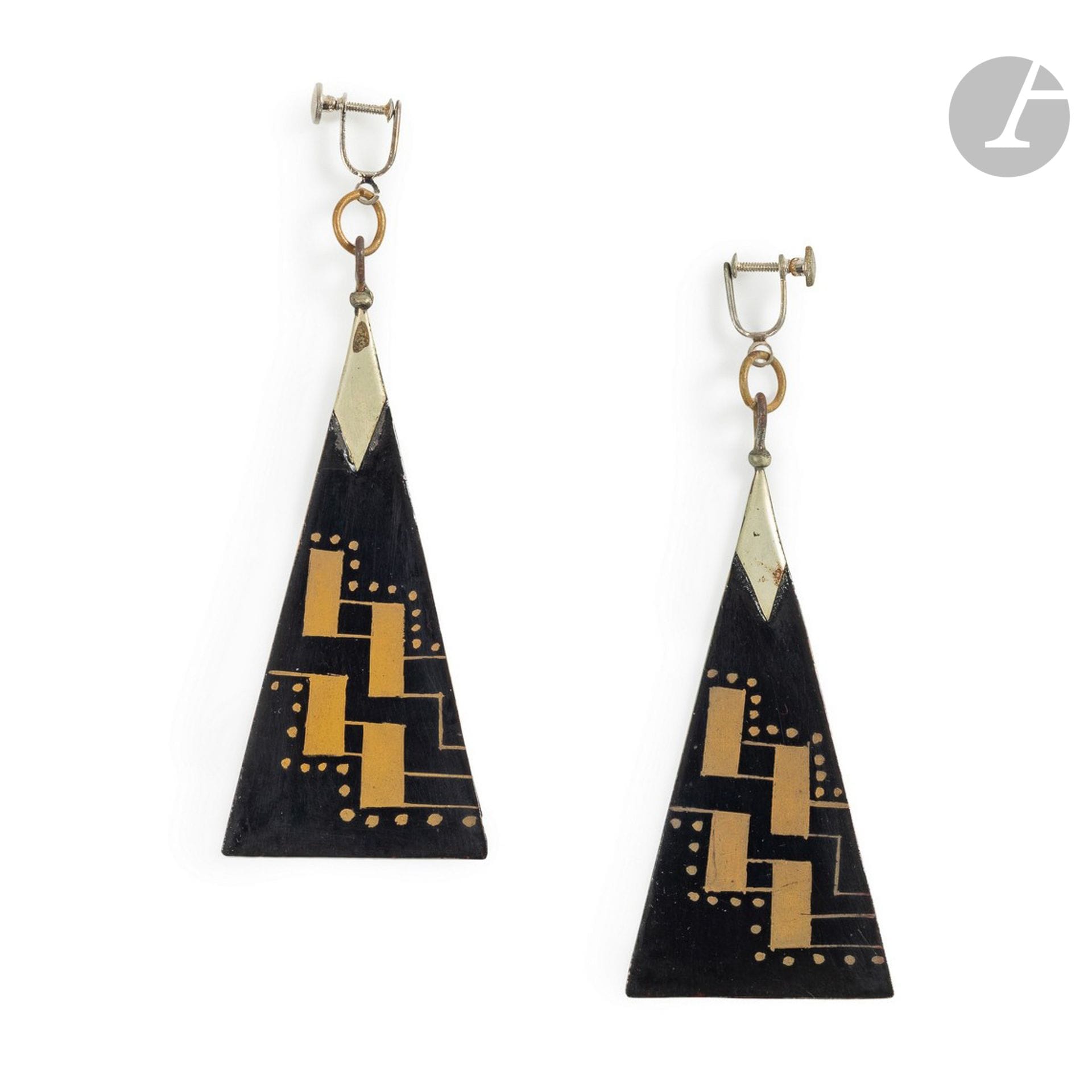JEAN DUNAND (1877-1942)
Motifs géométriques, cira 1925
Paire de boucles d’oreille.
Épreuves en laque sur argent ; le décor traité or sur fond noir d’un côté et en laque rouge de l’autre.
Hauteur (sans dormeuse) :  8,3 cm
Poids brut : 16 g

Important : 
Nous remercions les ayants droit de l’artiste de nous avoir confirmé l’authenticité de ces œuvres.

Bibliographie : 
- Félix Marcilhac - Jean Dunand, vie et œuvre - Les éditions de l’Amateur, Paris, 1991.Variantes de décor reproduites pages 101 et 276 (ill. et réf. 691 du catalogue des œuvres).
- Ginger Moro – European Designer Jewelry – Éditions Schiffer, USA, 1995. Notre paire de boucles d’oreille reproduite page 40.
