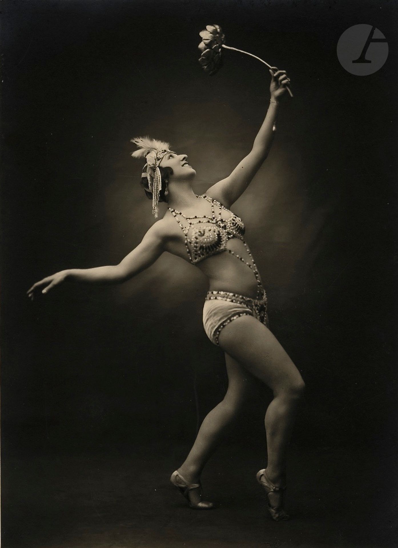 Julian Mandel (1872-1935) 
Sunflower Dancer, c. 1920. 
Period silver print, mounted on photographer's cardboard.
23 x 16.5 cm 

Julian Mandel (1872-1935)
Dancer with a sunflower


, c. 


1920.
Vintage gelatin silver print, mounted on photographer's board



. 




23 x 16.5 cm







