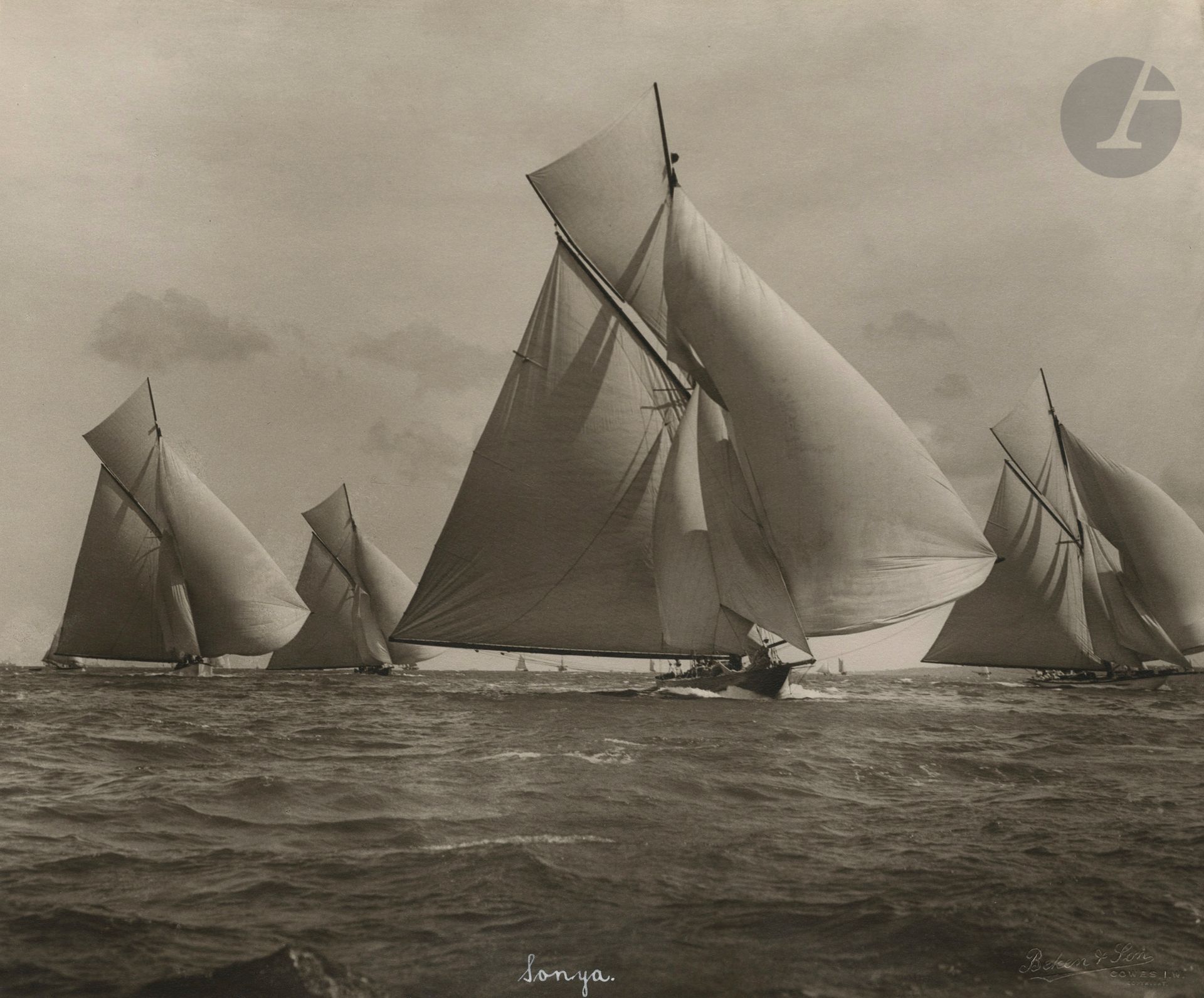 Beken & Son (Cowes) 
Voiliers, c. 1930. 
Sonya. Brittania. 
Deux épreuves argentiques d'époque. Timbre sec du photographe en bas à droite des épreuves. Légendes à l'encre blanche sur l'épreuve (1) et au verso (1). 
Format moyen : 23,5 x 28,5 cm 

Beken & Son (Cowes)  
Sailboats, c. 1930. 
Sonya. Brittania. 
Two vintage gelatin silver prints. Photographer's dry stamp in the lower right corner of the prints. Captions in white ink on print (1) and verso (1). 
Average size: 23.5 x 28.5 cm