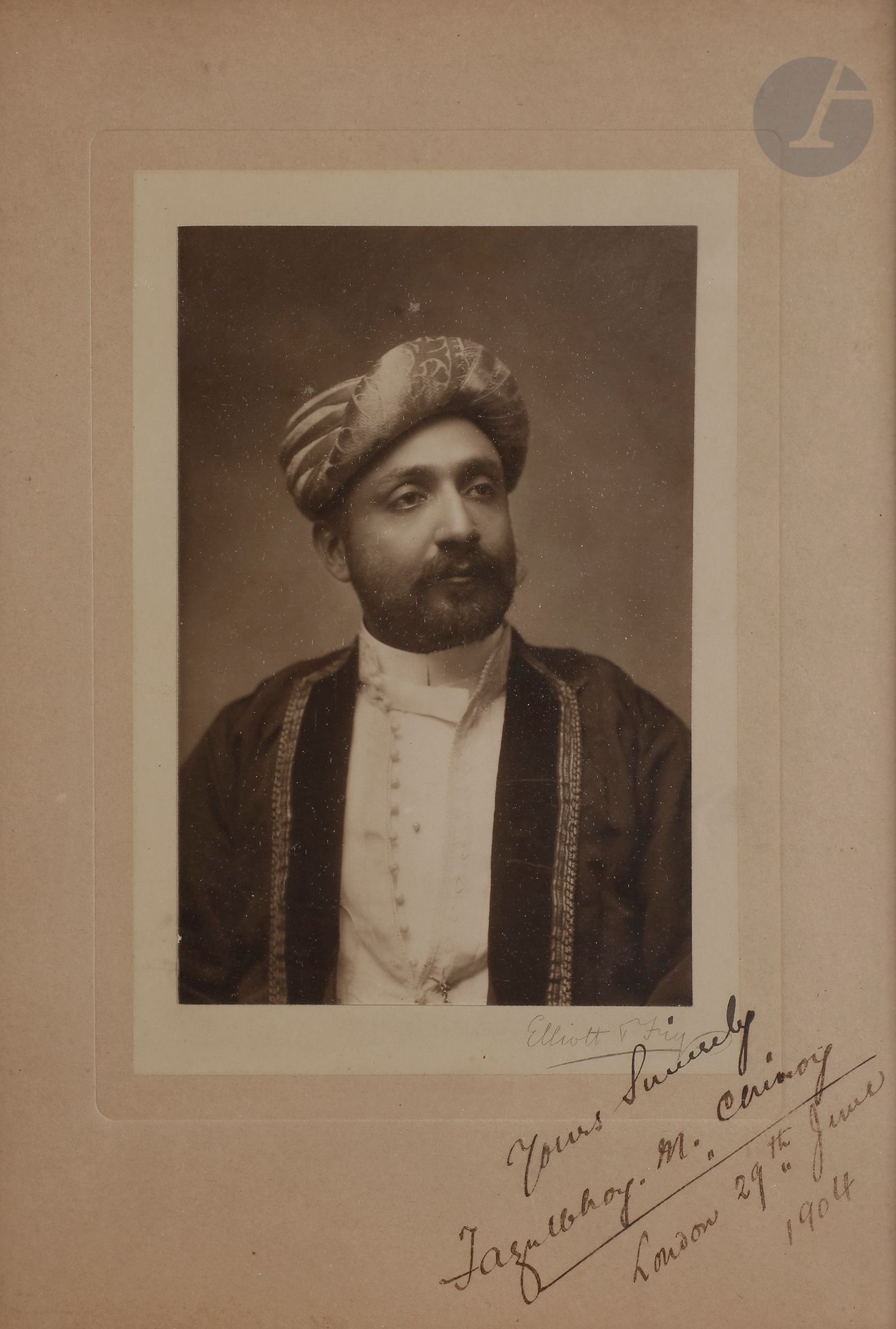 Joseph John Elliott (1835- 1903) - Clarence Edmund Fry (1840-1897)
Jazulbhoy M. Chinay, 29 juin 1904.
Épreuve argentique d'époque, contrecollée sur carton. Signature des photographes, dédicace et date sur le montage. 
15 x 9,8 cm - cadre

Joseph John Elliott (1835- 1903) - Clarence Edmund Fry (1840-1897)
Jazulbhoy M. Chinay, June 29, 1904.
Vintage gelatin silver print, mounted on cardboard. Photographers' signatures, dedication and date on the mount. 
15 x 9.8 cm