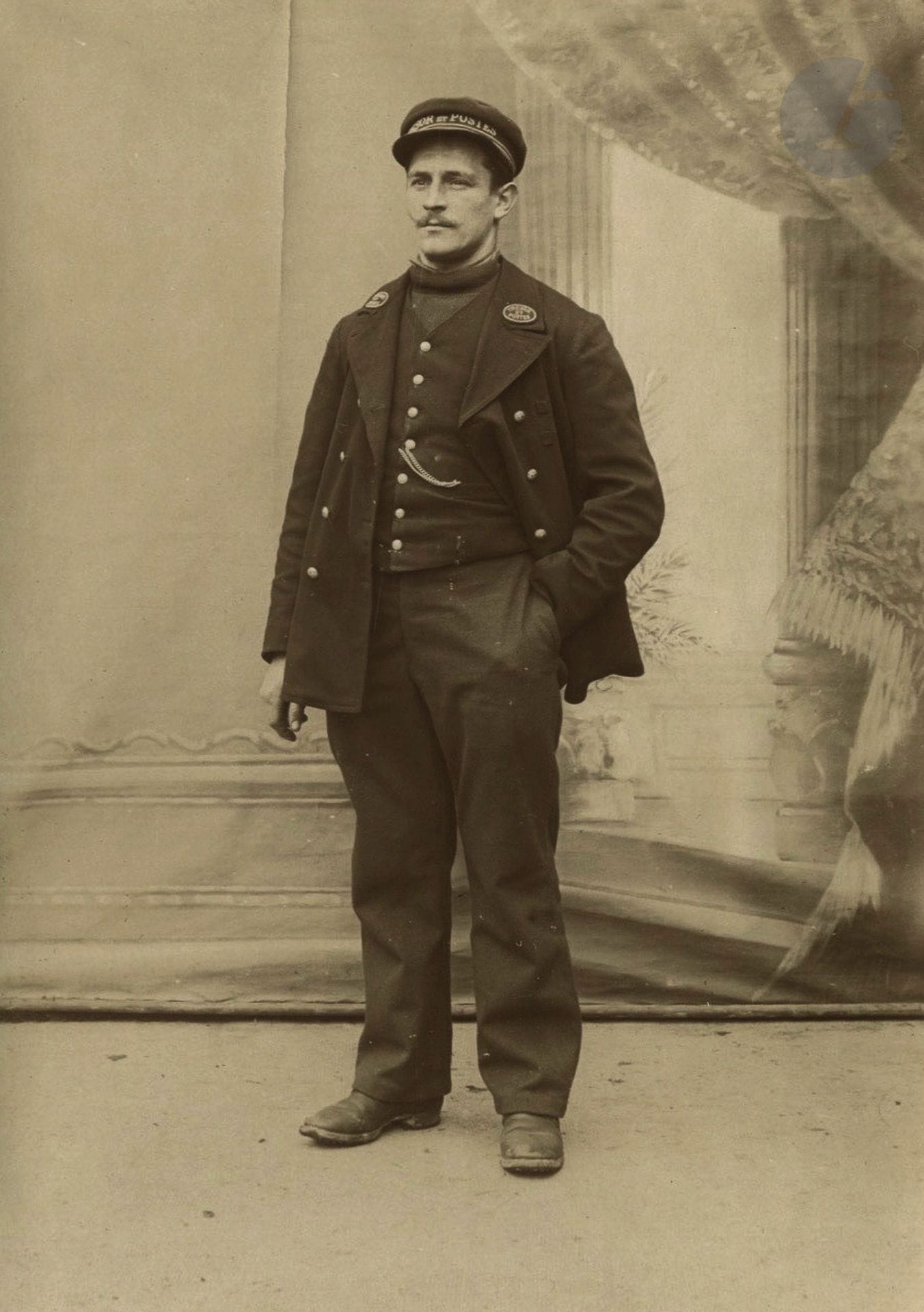 Photographe non identifié 
Facteurs (Pollet. Gardon. Hauttereau), c. 1910. 
Trois épreuves sur papier citrate. Légendes manuscrites aux versos. 
Format moyen : 12 x 9 cm 

Unidentified photographer 
Postmen (Pollet. Gardon. Hauttereau), c. 1910. 
Three citrate prints. Handwritten legends on versos. 
Average size: 12 x 9 cm