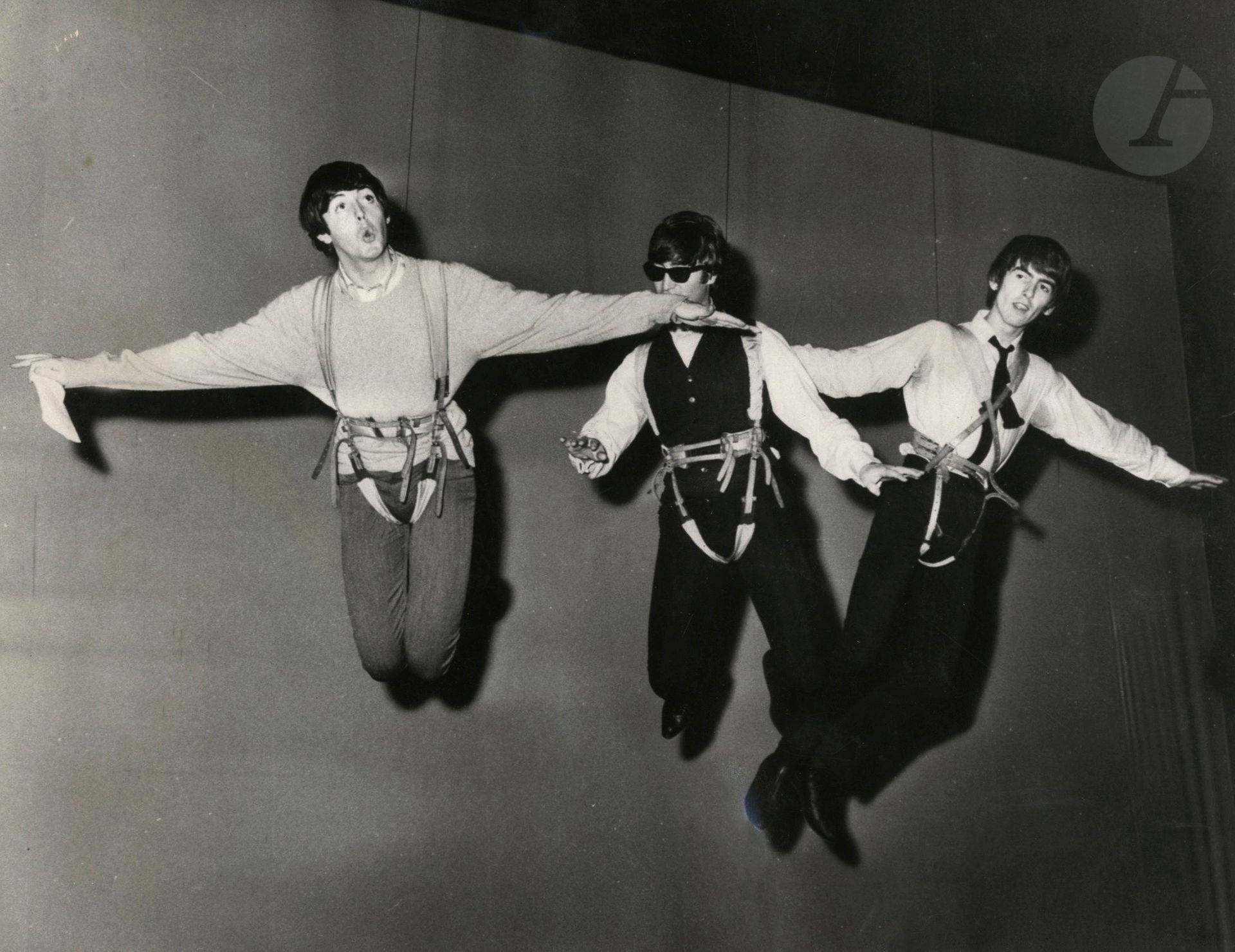 Photographe de presse 
Les Beatles à Londres, 15 juillet 1964. 
Épreuve argentique d'époque. Tampon d'agence, légende tapuscrite sur étiquette et date au verso. 
13 x 18,3 cm 

Press photographer 
The Beatles in London, July 15, 1964. 
Vintage gelatin silver print. Press stamp, typed caption on label and date on verso. 
13 x 18.3 cm