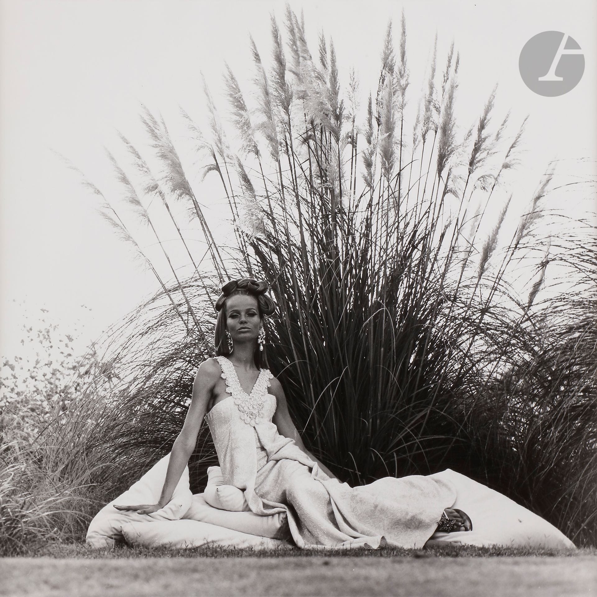 Franco Rubartelli (1937)
Veruschka pour Vogue, juillet 1968.
Paraiso Beach, Saint-Domingue, République Dominicaine.
Épreuve argentique (c. 1980). Tampon du photographe à l'encre rouge et signature au crayon par Veruschka au verso. 
46,5 x 40,5 cm

Franco Rubartelli (1937)
Veruschka for Vogue, July 1968.
Paraiso Beach, Santo Domingo, Dominican Republic.
Gelatin silver print (c. 1980). Photographer's stamp in red ink and Veruschka's pencil signature on verso. 
46.5 x 40.5 cm