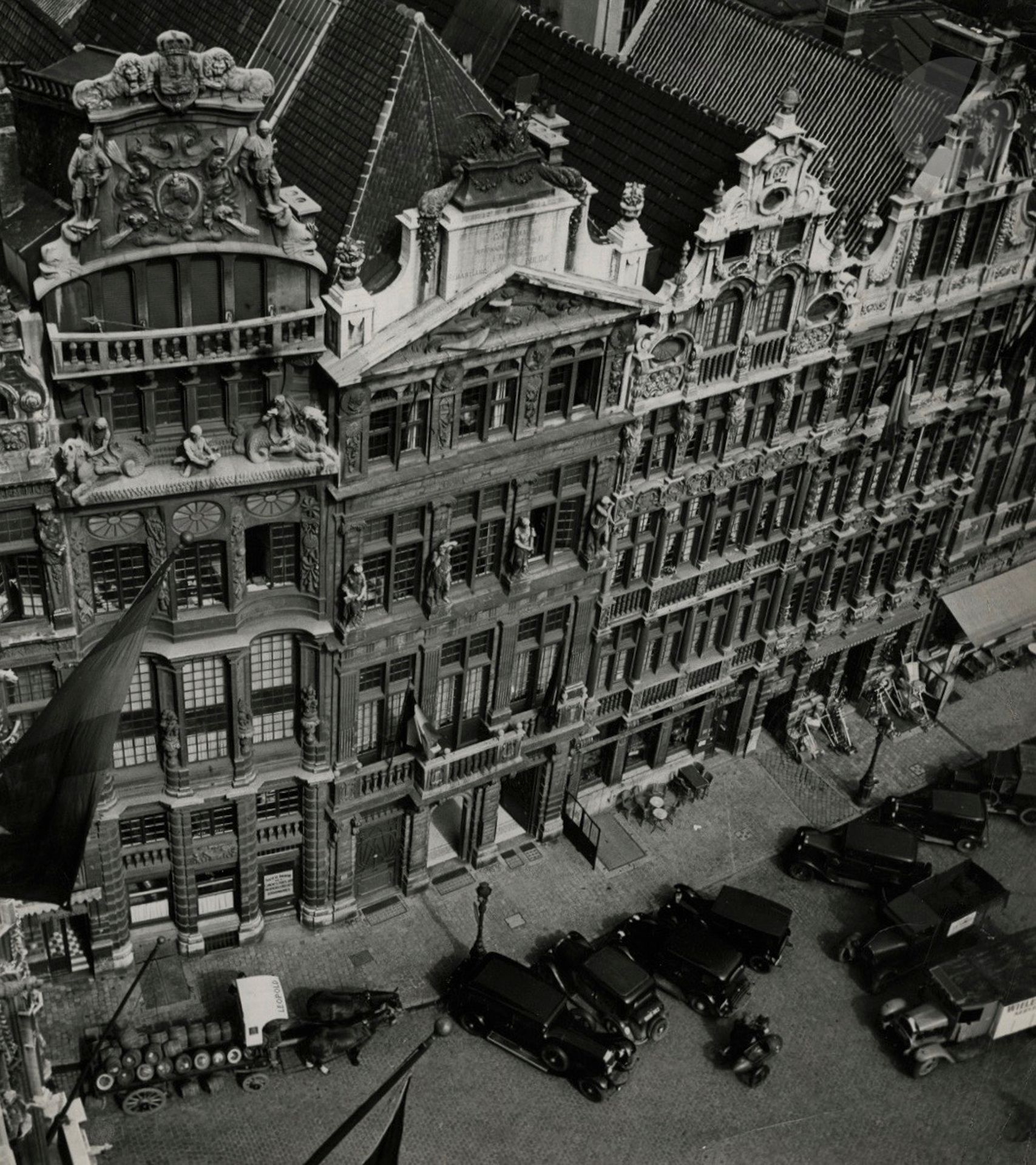 Roger Schall (1904-1995)
Grand-Place de Bruxelles, 19 mai 1940. 
Épreuve argentique d'époque. Tampons du photographe et d'agences, date tamponnée et annotations manuscrites au verso. 
20,7 x 18,6 cm 

Roger Schall (1904-1995)
Grand-Place in Bruxelles, May 19, 1940.
Vintage gelatin silver print. Photographer's and press' stamps, date and annotations on verso.
20.7 x 18.6 cm