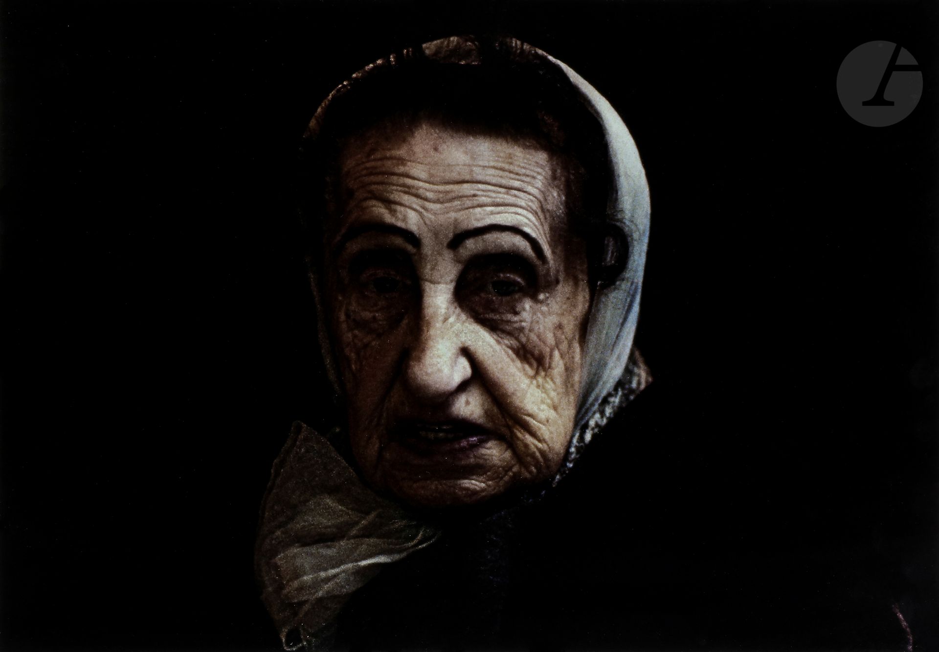 Frank Horvat (1928)
New York up and down, 1984.
57th Street old lady. 
Épreuve pigmentaire (c. 2010), signée à l’encre dans la marge inférieure à droite. Signature du photographe, titre et date au verso.
Image : 16 x 23 cm
Feuille : 21 x 29,8 cm

Frank Horvat (1928)
New York up and down, 1984.
57th Street old lady.
Pigment print (c. 2010). Photographer's signature in the lower right margin. Photographer's name, date and caption on verso. 
Image : 16 x 23 cm
Sheet : 21 x 29.8 cm