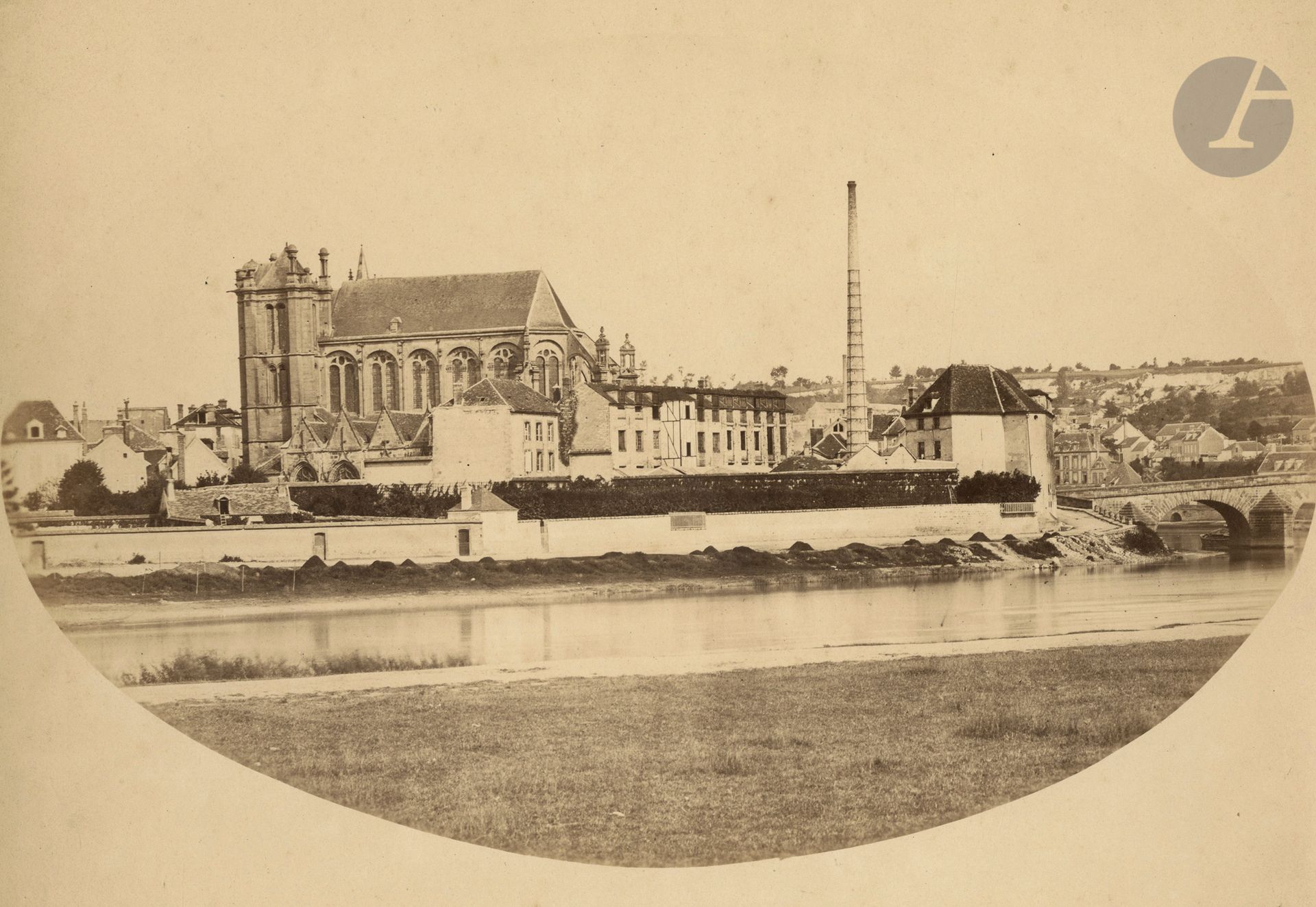 Photographe non identifié 
Montereau-Fault-Yonne, c. 1880. 
Collégiale Notre-Dame-et-Saint-Loup, usine au bord du fleuve. 
Deux épreuves sur papier albuminé, contrecollées sur cartons. 
Format moyen : 24 x 35  cm 

Unidentified photographer 
Montereau-Fault-Yonne, c. 1880. 
Collégiale Notre-Dame-et-Saint-Loup and factory along the Seine. 
Two albumen prints, mounted on cardboard. 
Average size : 24 x 35 cm