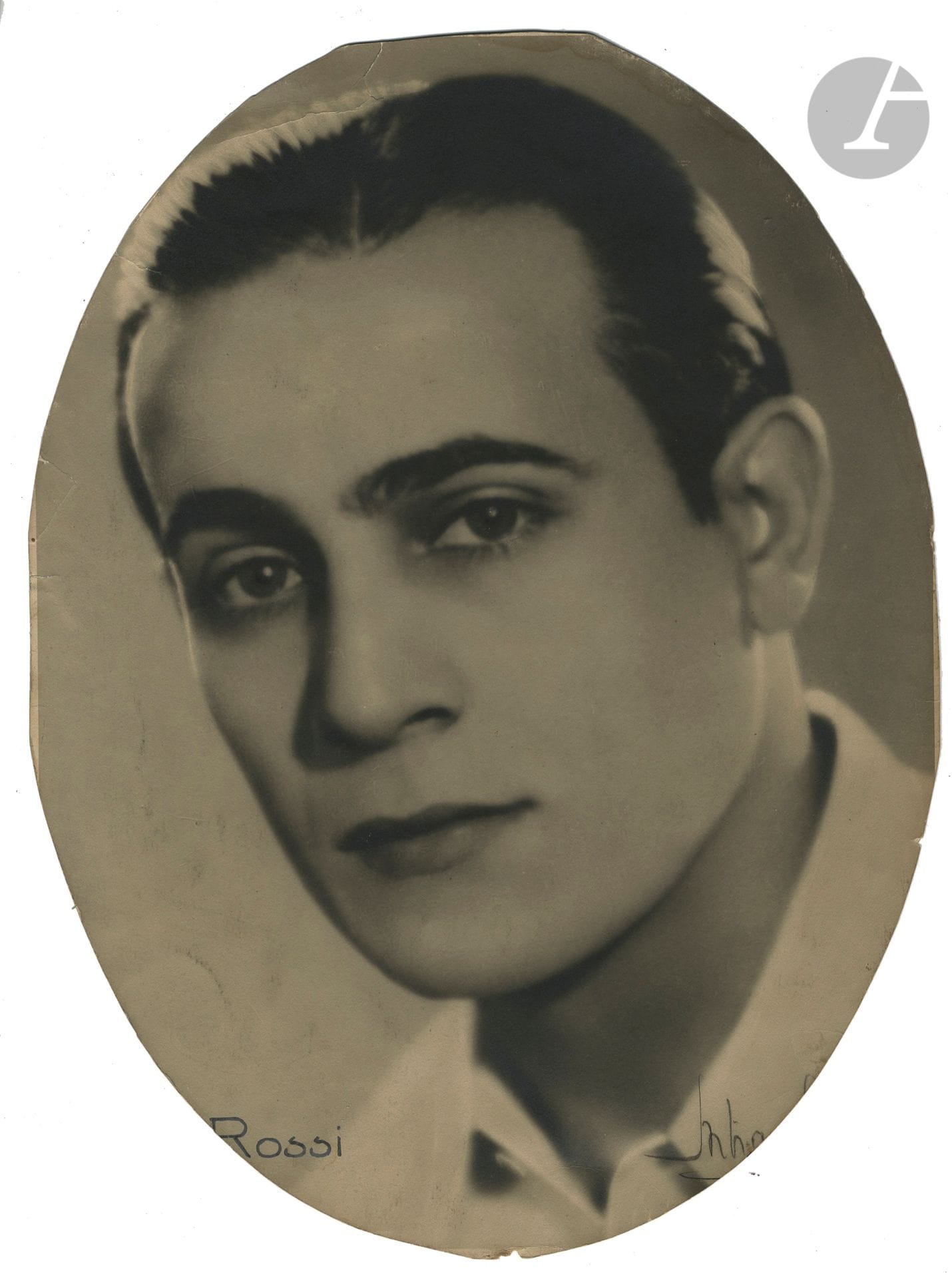 Photographe non identifié 
Tino Rossi, c. 1930. 
Épreuve argentique d'époque. Annotation manuscrite en bas de l'épreuve. 
38 x 28 cm (oval) (accidents, déchirures)

Unidentified photographer 
Tino Rossi, c. 1930. 
Vintage gelatin silver print. Handwritten annotation on bottom of the print. 
38 x 28 cm (tears)